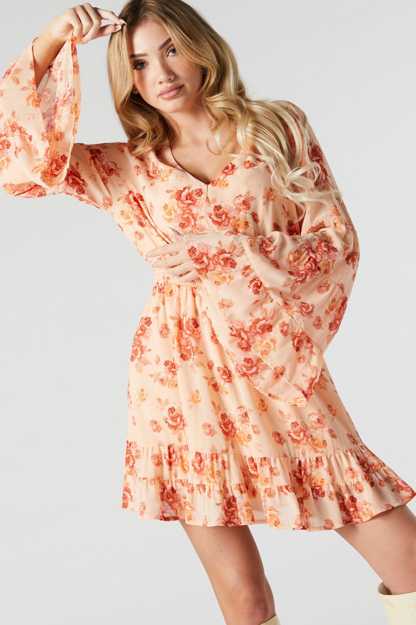 Minirobe fleurie pêche en chiffon à manches longues sold by Urban Planet