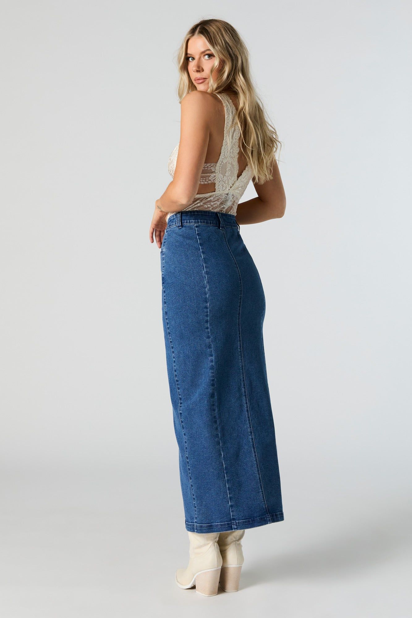 Jupe midi en denim délavé foncé avec fente sold by Urban Planet product image thumbnail 2