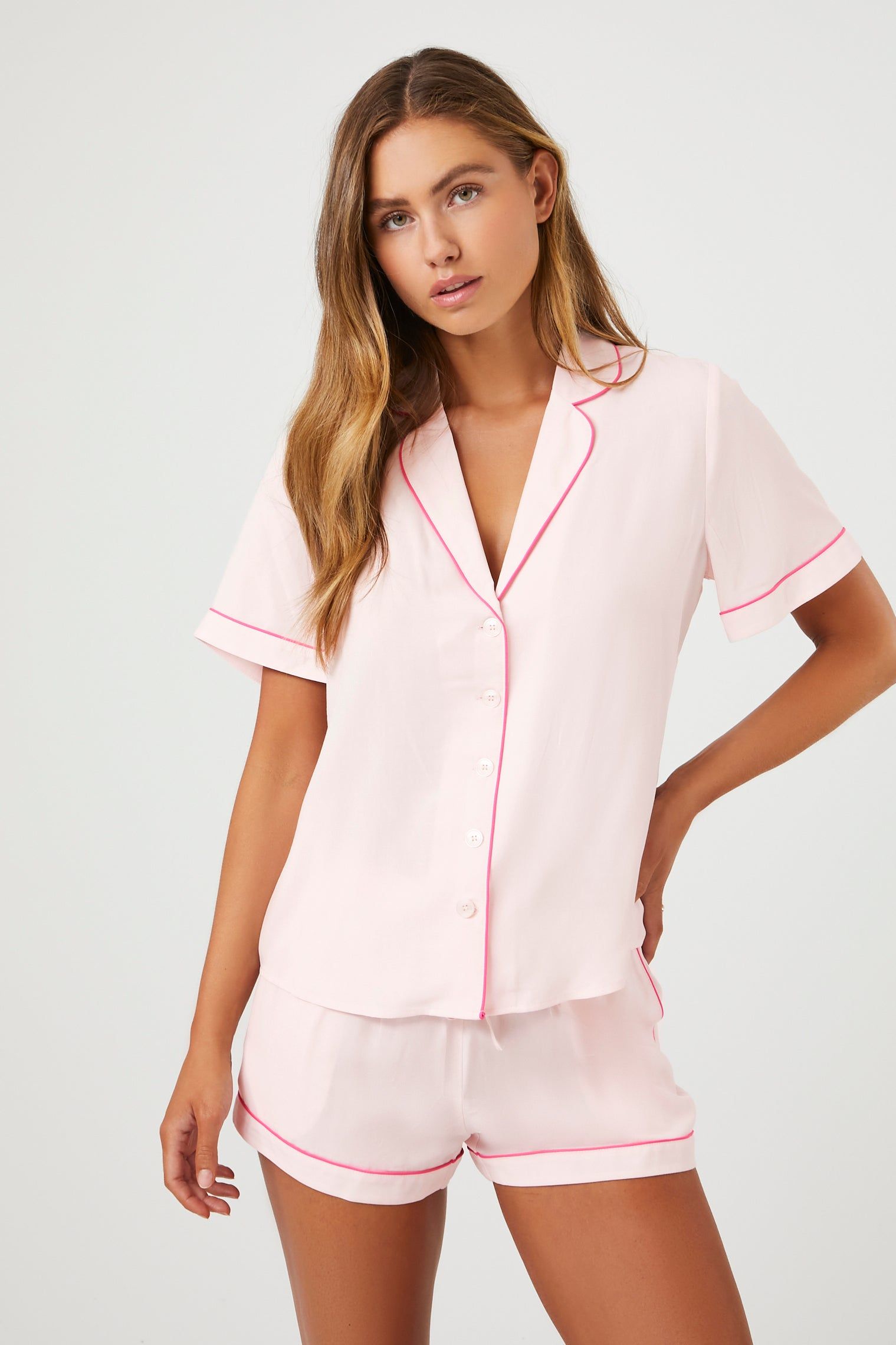 Ensemble pyjama avec chemisier et short à liséré avec passepoil sold by Urban Planet