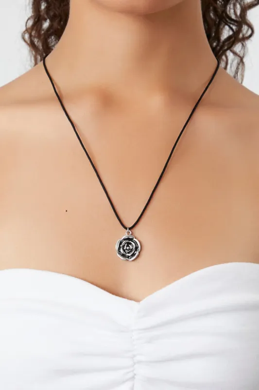 Collier avec pendentif de rose gravé sold by Urban Planet