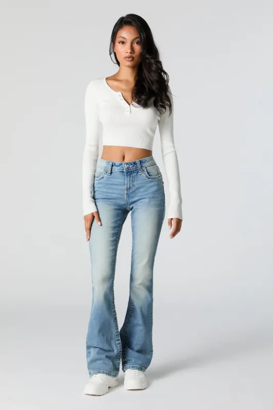 Jean à jambe semi-évasée délavé vintage avec surpiqûres sold by Urban Planet