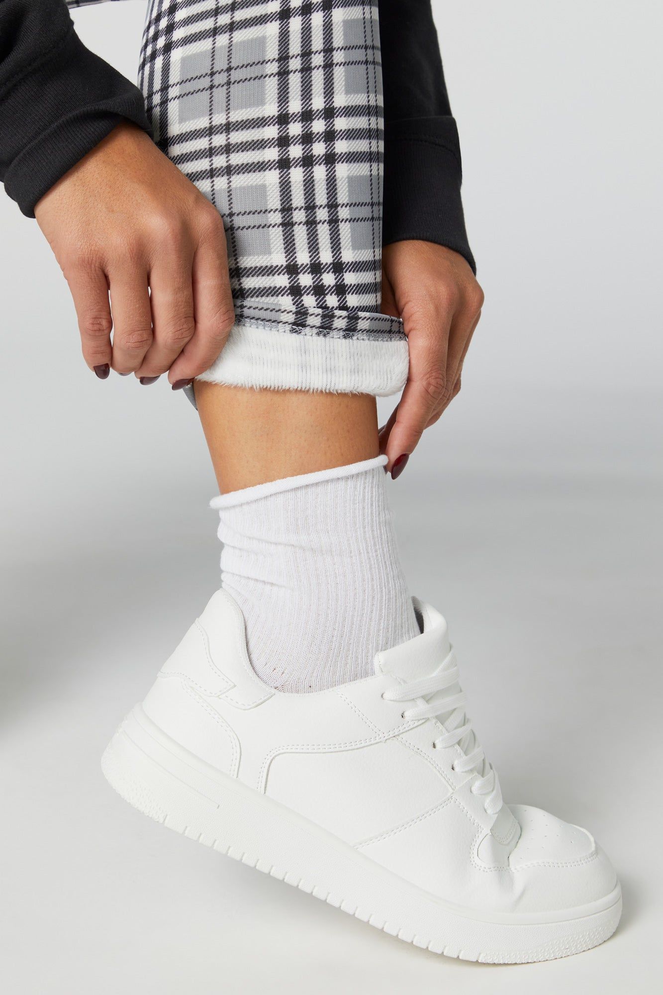 Legging doublé de similifourrure à motif à carreaux sold by Urban Planet product image thumbnail 4
