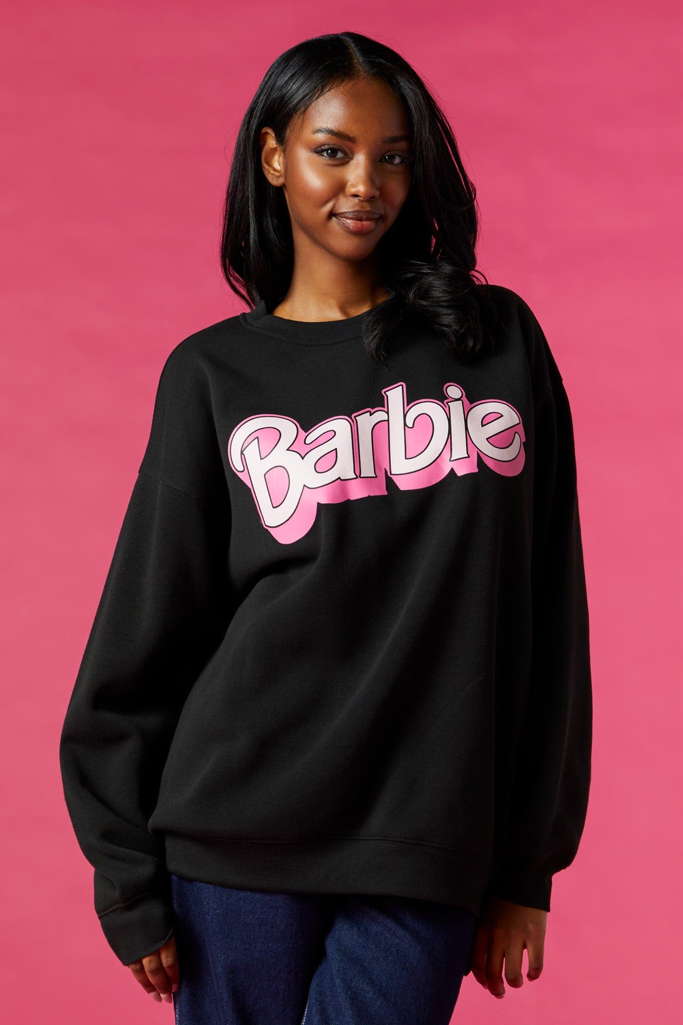 Chandail en molleton noir à imprimé Barbie™ sold by Urban Planet