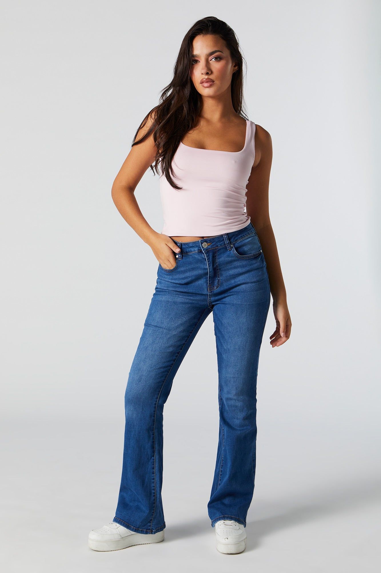 Jean mince à jambe évasée délavé moyen sold by Urban Planet