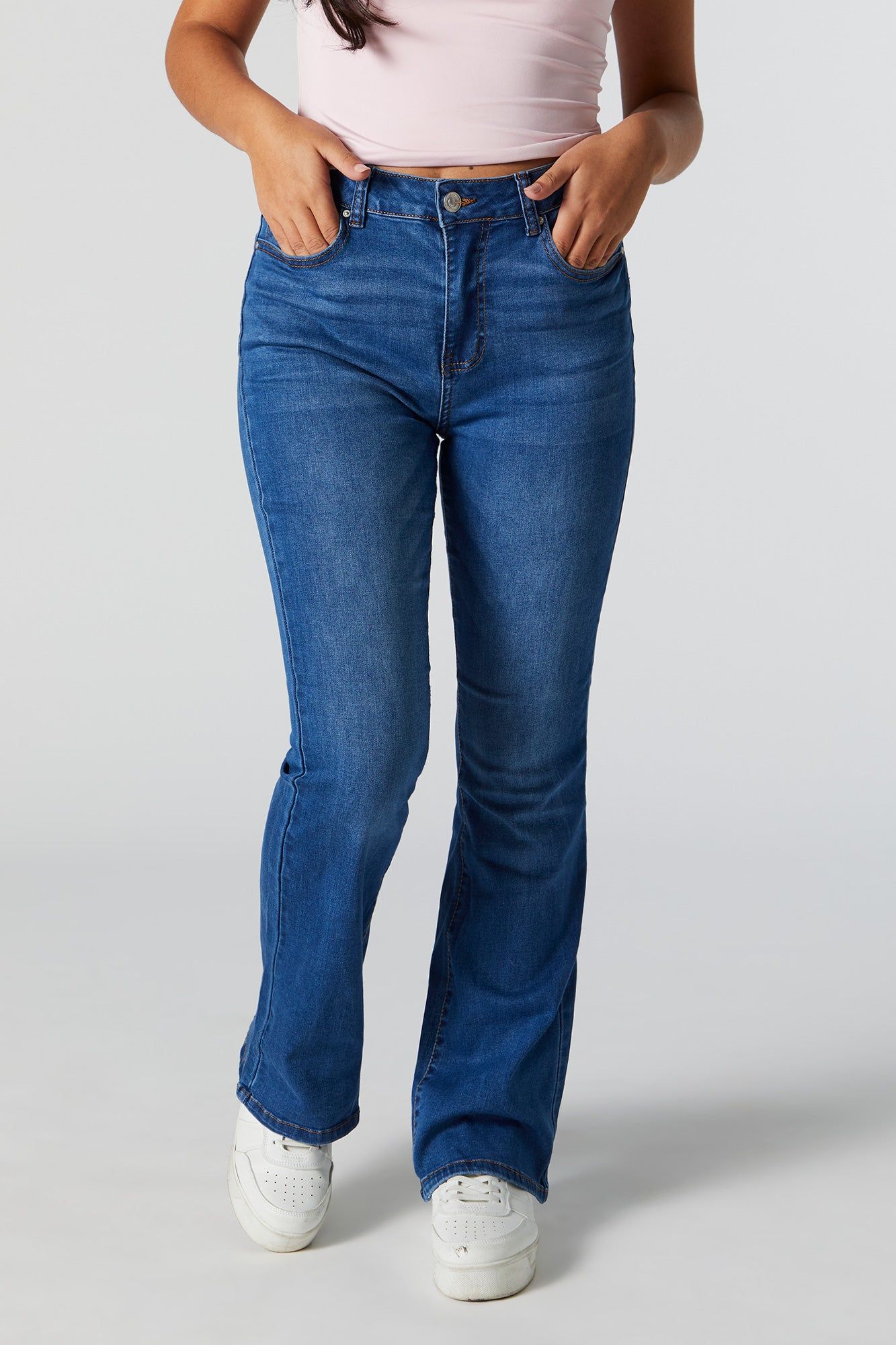 Jean mince à jambe évasée délavé moyen sold by Urban Planet product image thumbnail 2