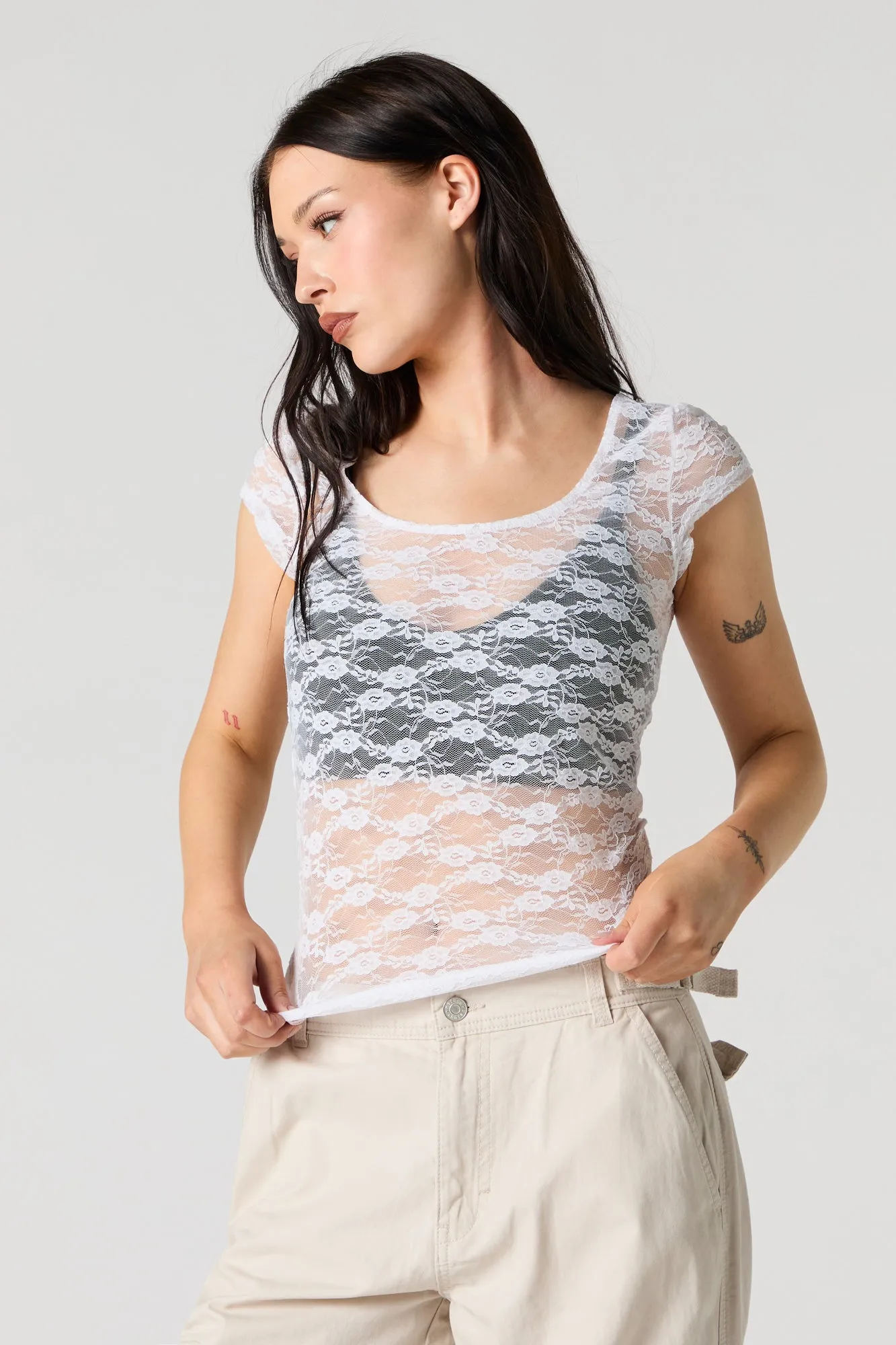 Haut diaphane avec denntelle fleurie et encolure dégagée sold by Urban Planet