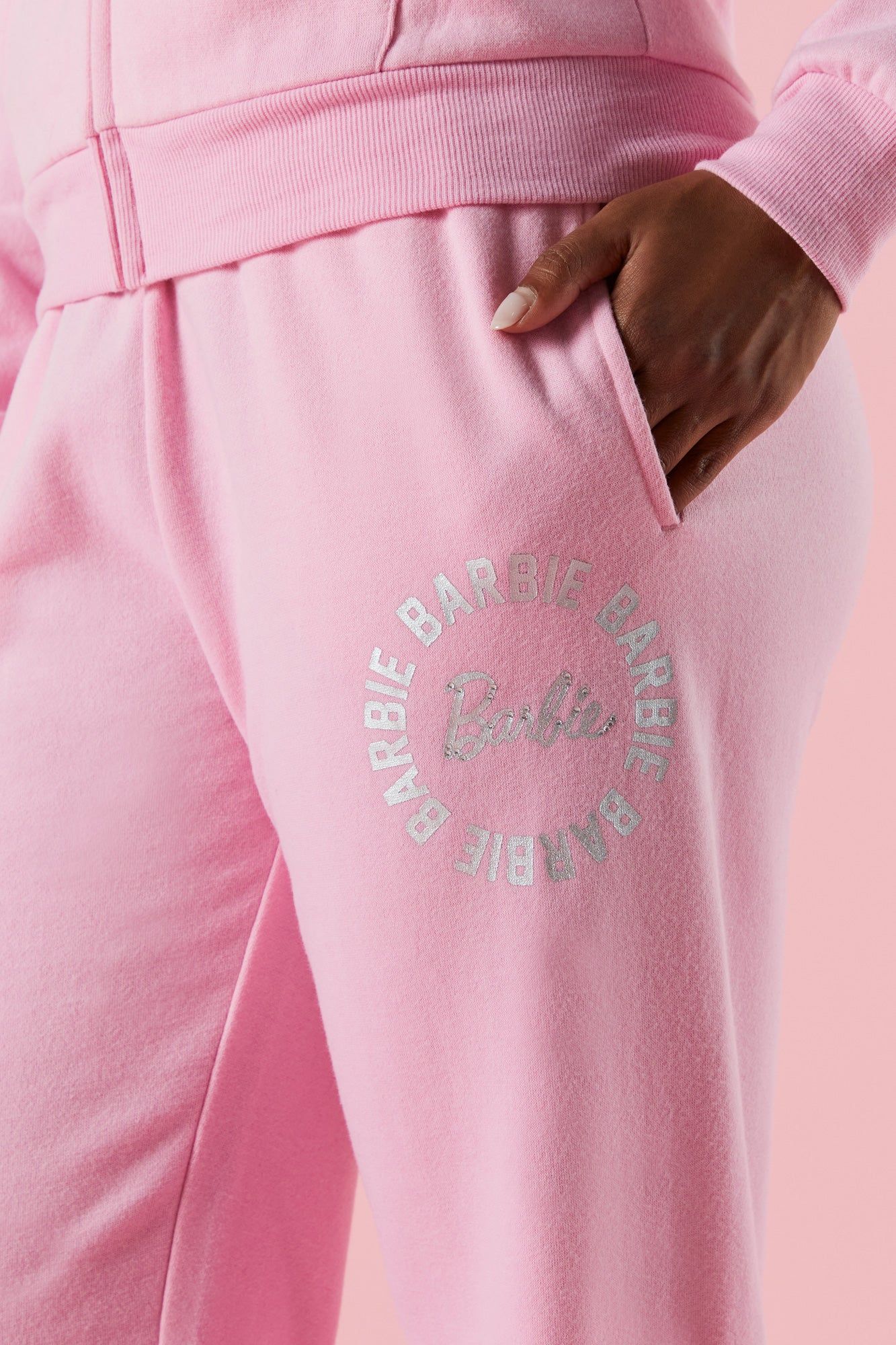 Pantalon de jogging en molleton avec logo Barbie™ sold by Urban Planet product image thumbnail 4