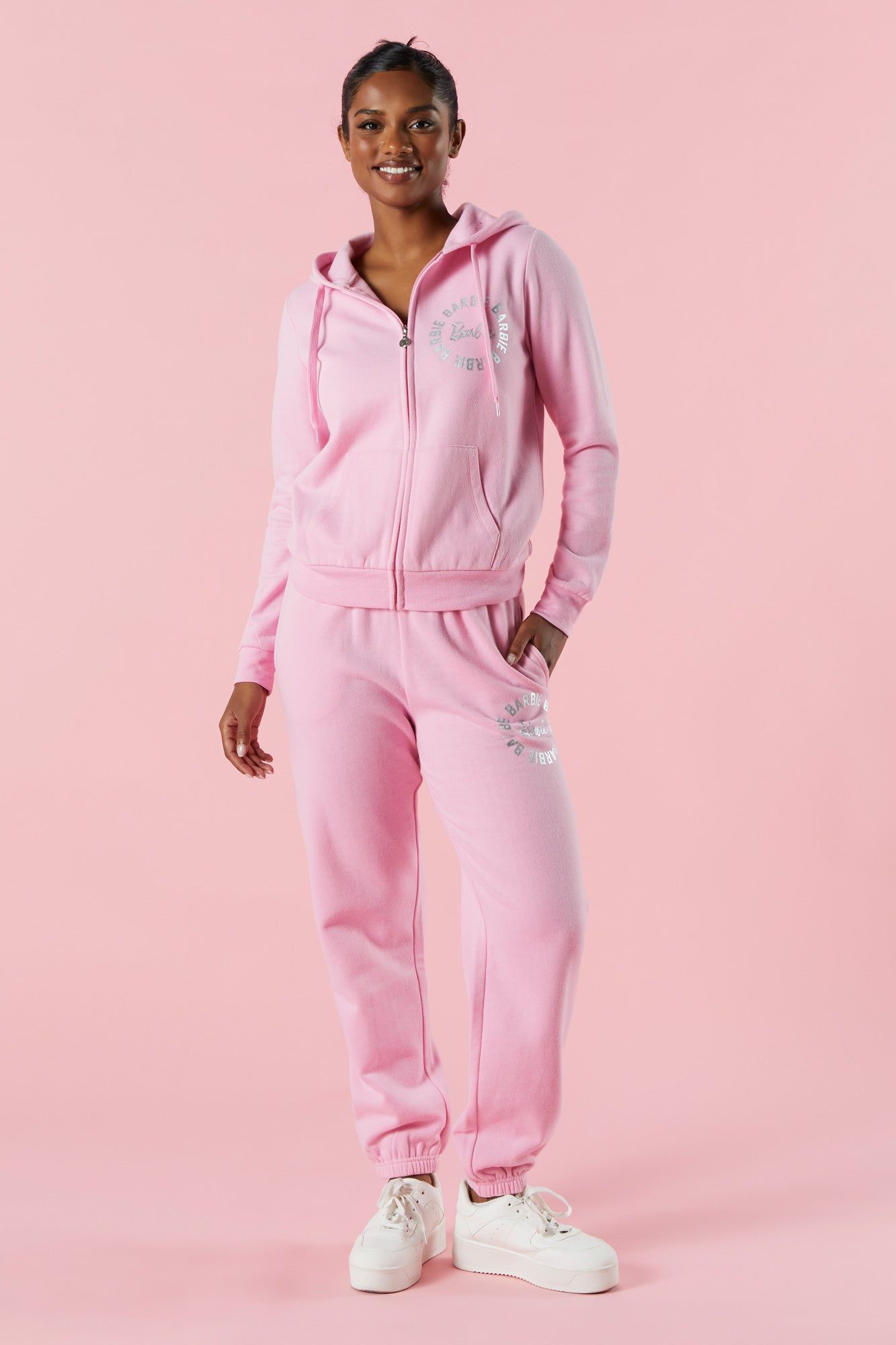 Pantalon de jogging en molleton avec logo Barbie™ sold by Urban Planet