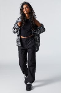 Pantalon cargo parachute sold by Urban Planet