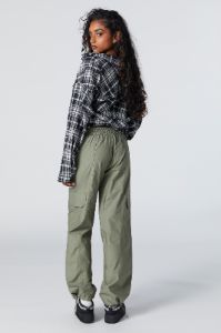 Pantalon cargo parachute sold by Urban Planet