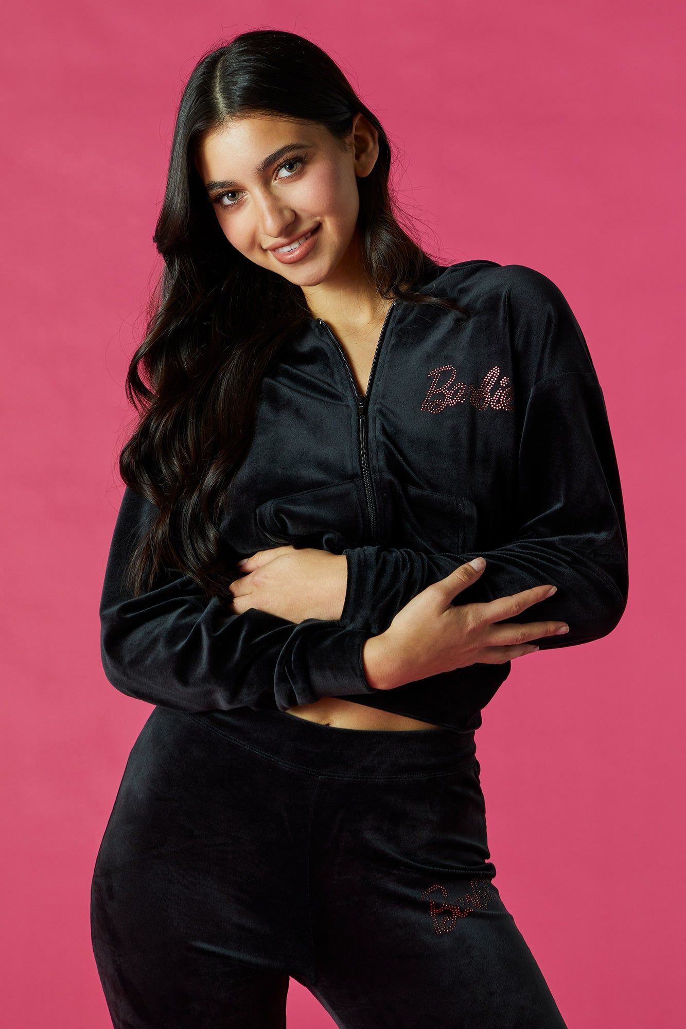 Haut à capuche en velours avec logo Barbie™ et fermeture éclair sold by Urban Planet