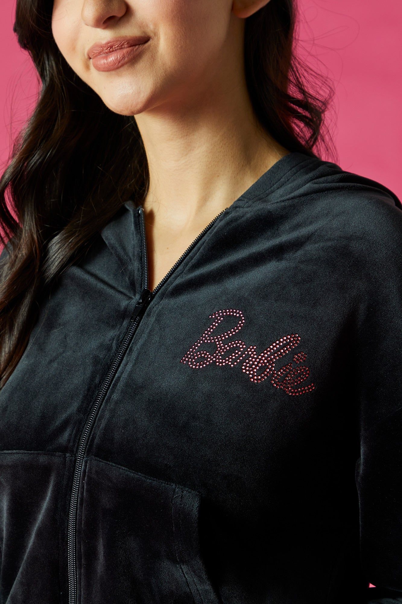 Haut à capuche en velours avec logo Barbie™ et fermeture éclair sold by Urban Planet product image thumbnail 4