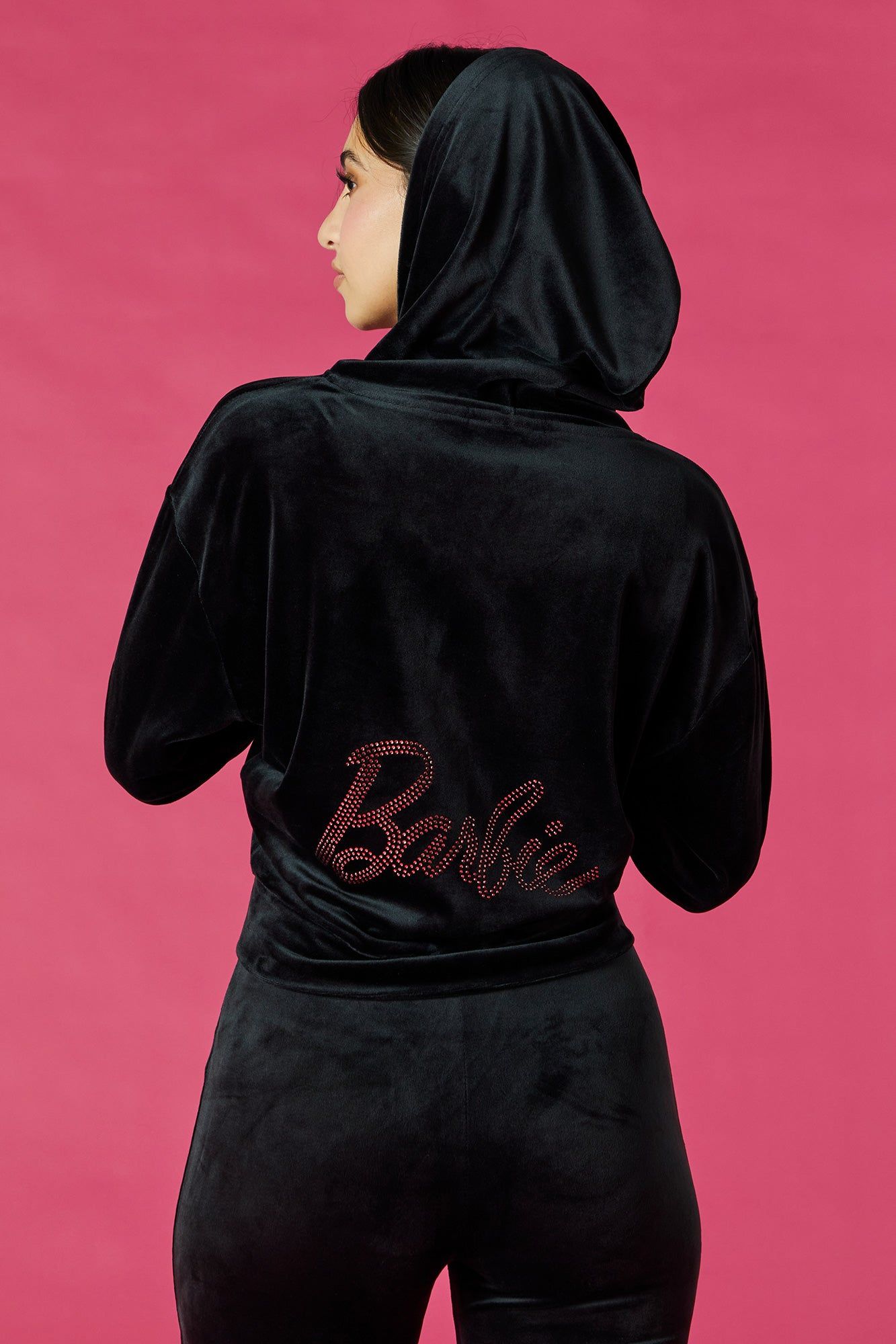 Haut à capuche en velours avec logo Barbie™ et fermeture éclair sold by Urban Planet product image thumbnail 2