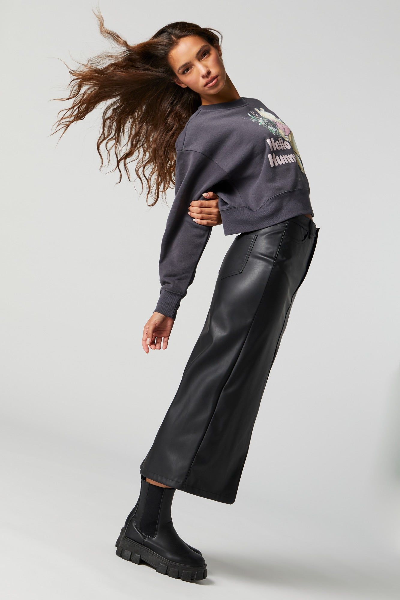 Chandail court à imprimé Winnie The Pooh sold by Urban Planet product image thumbnail 5