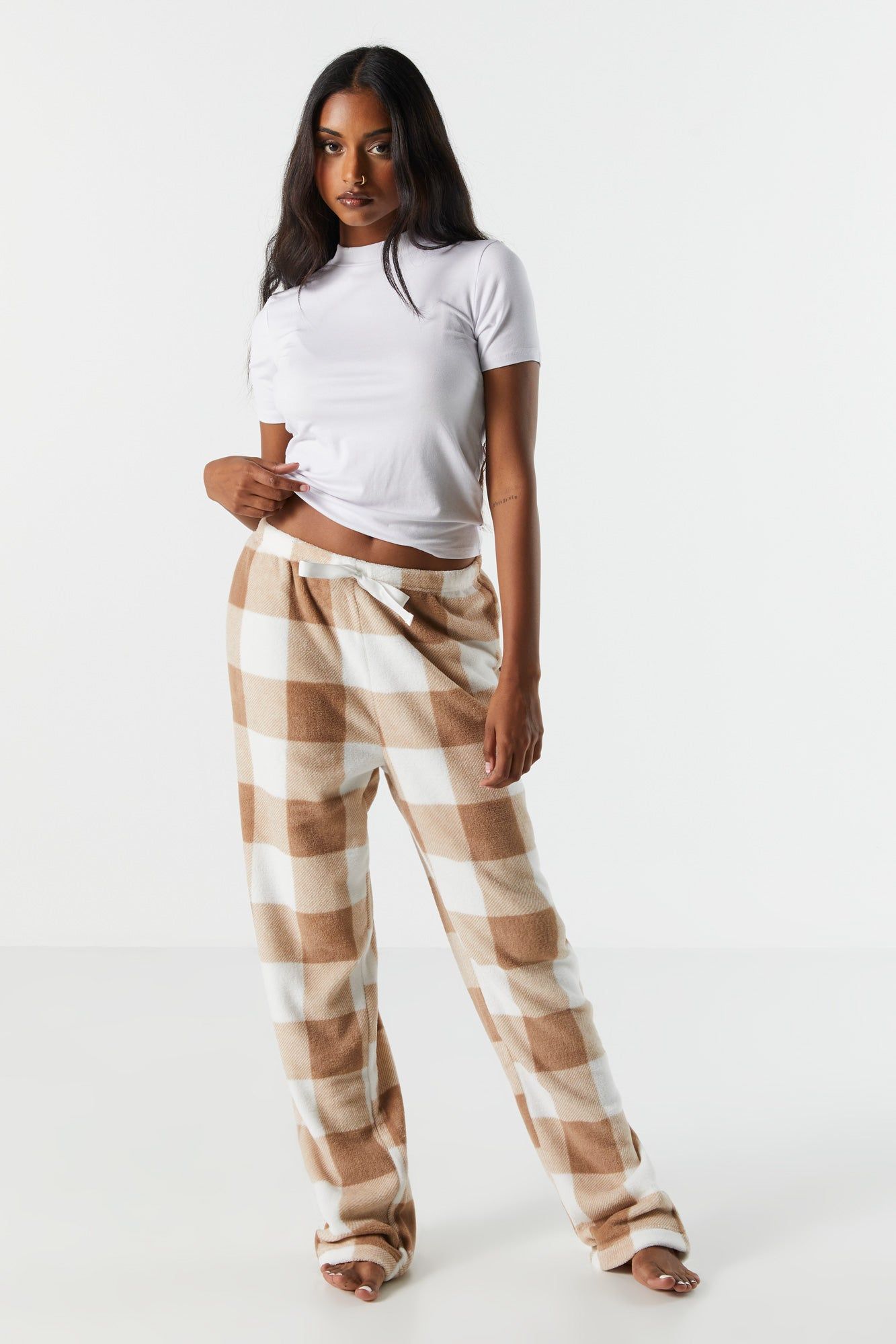 Pantalon de pyjama en peluche à carreaux havane sold by Urban Planet