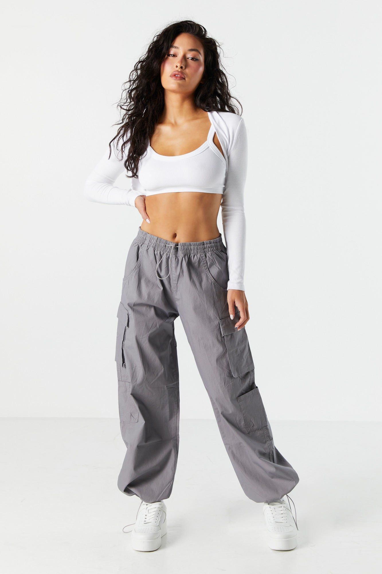 Pantalon gris noir cargo parachute avec tendeurs élastiques sold by Urban Planet