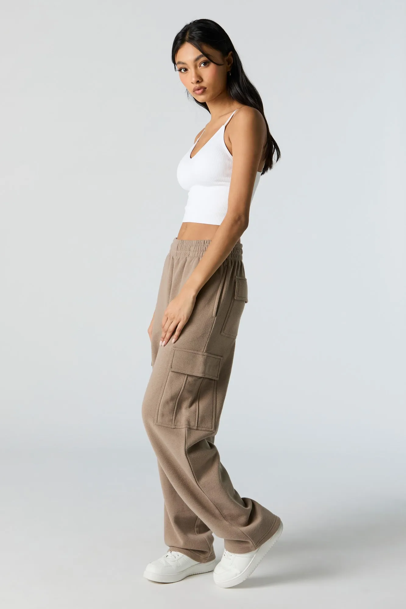 Pantalon d'entraînement cargo à jambe large en molleton sold by Urban Planet