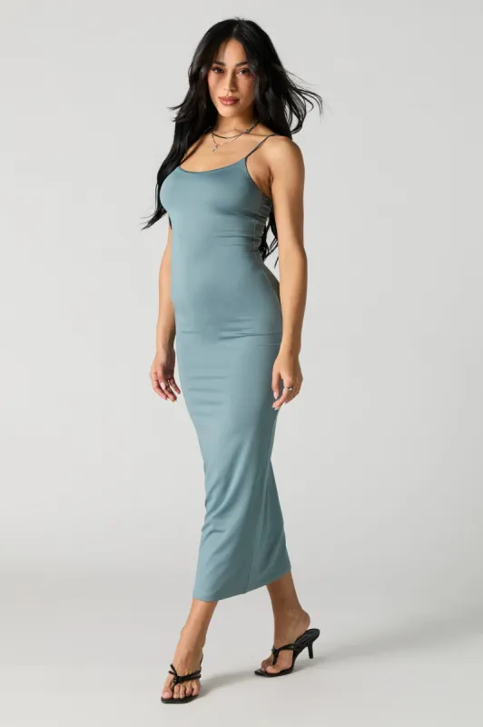 Robe maxi moulante profilée à encolure dégagée sold by Urban Planet