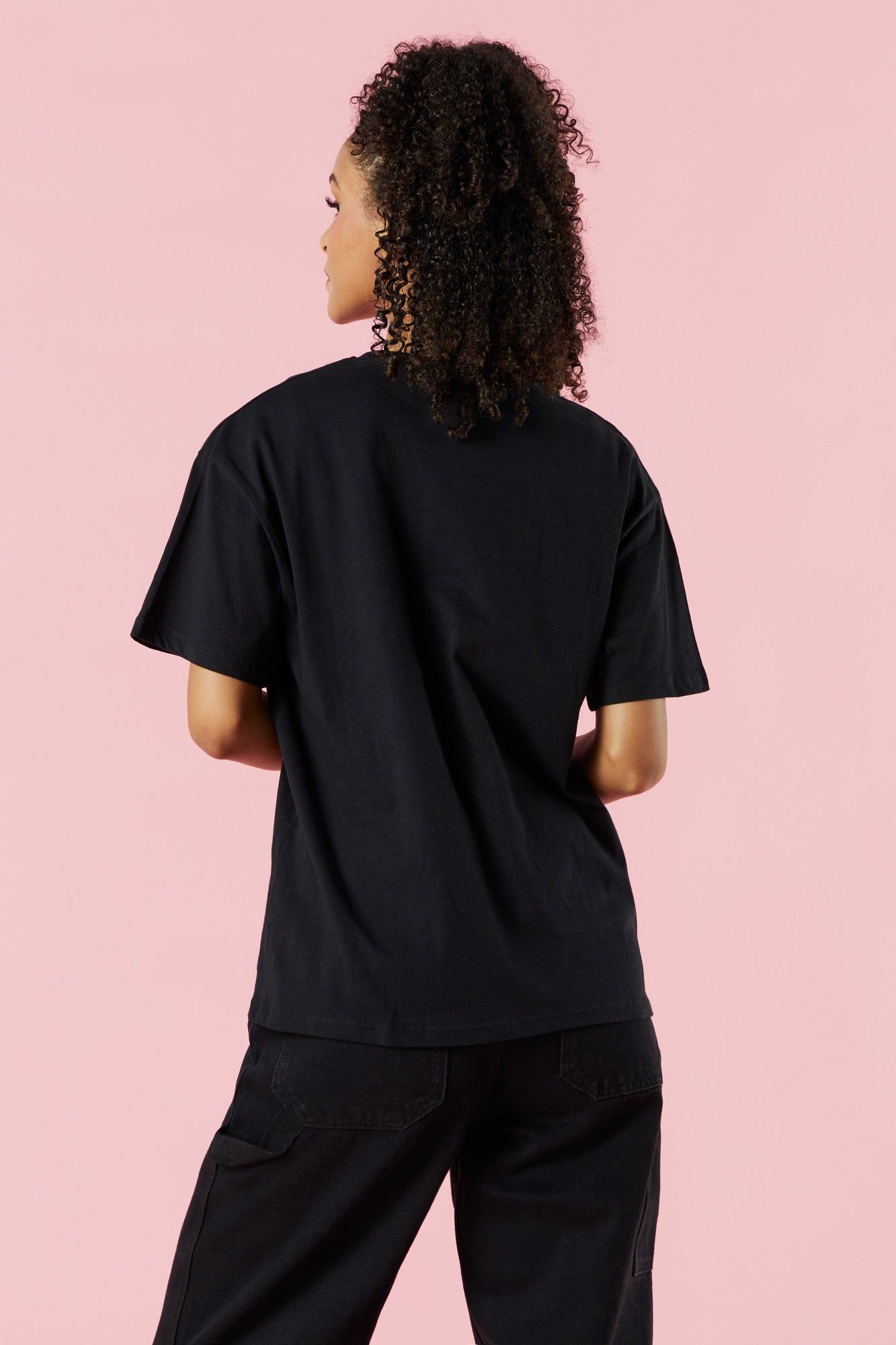 T-shirt de coupe garçonne noir à imprimé Logo Barbie™ sold by Urban Planet product image thumbnail 2