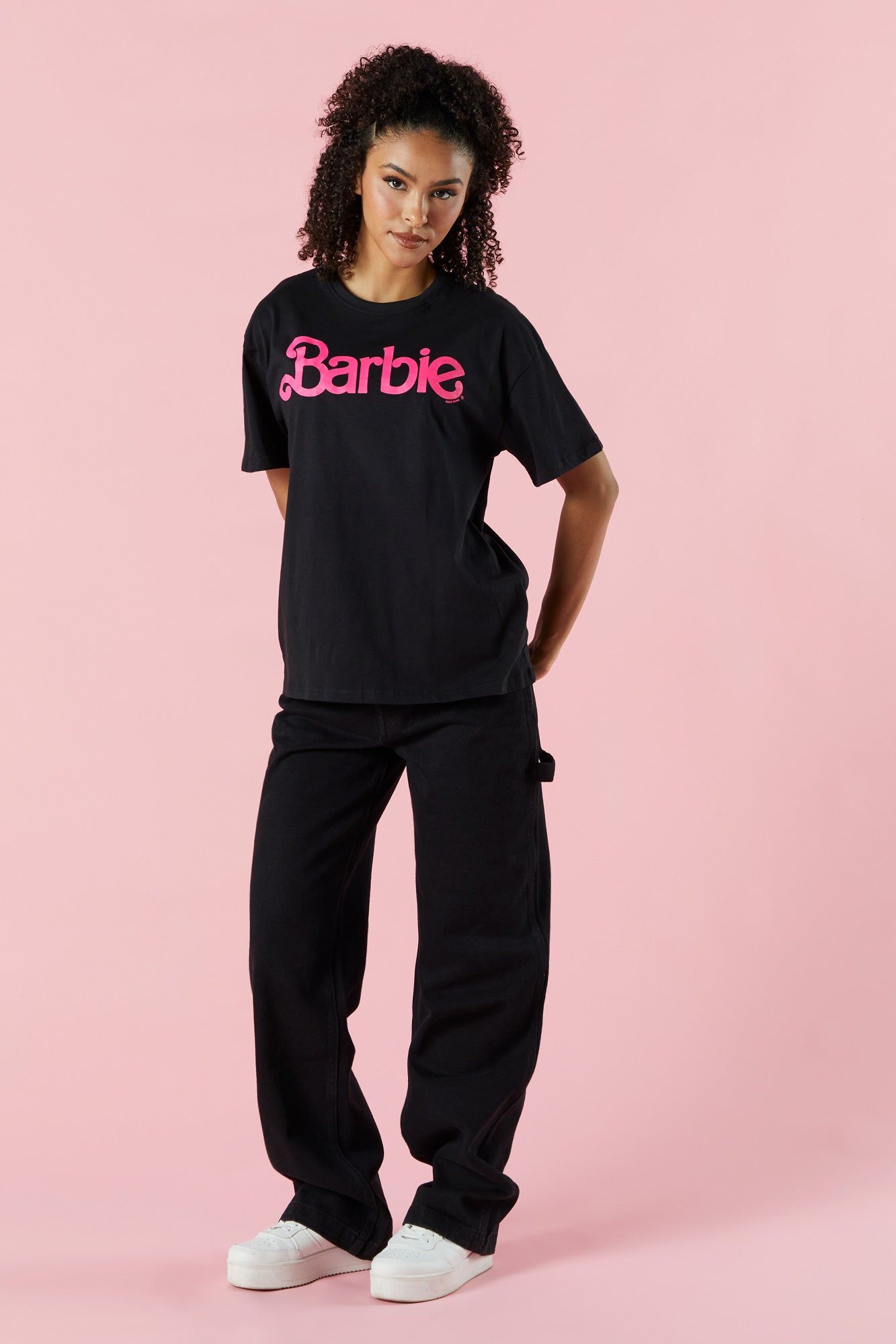 T-shirt de coupe garçonne noir à imprimé Logo Barbie™ sold by Urban Planet product image thumbnail 3