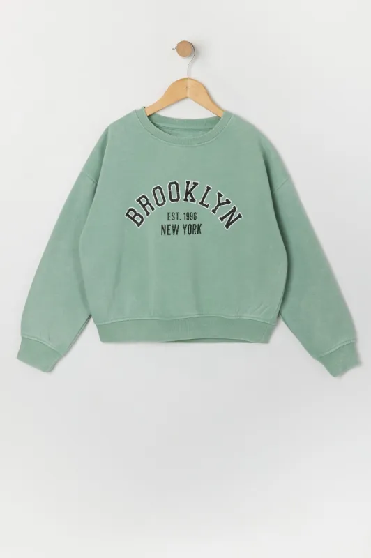 Chandail en molleton délavé à imprimé Brooklyn pour fille sold by Urban Planet