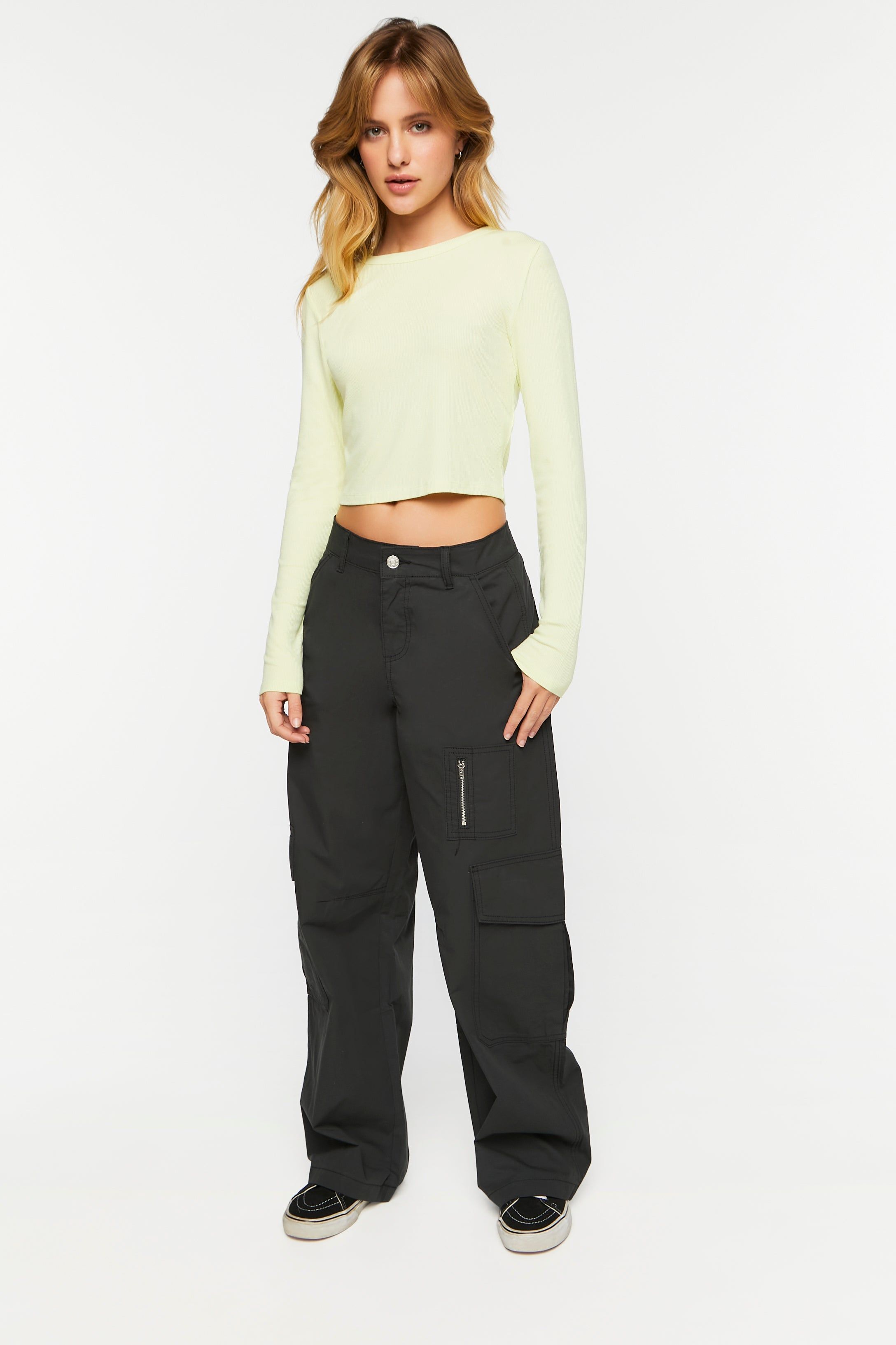 Pantalon cargo avec poches à fermeture à glissière sold by Urban Planet