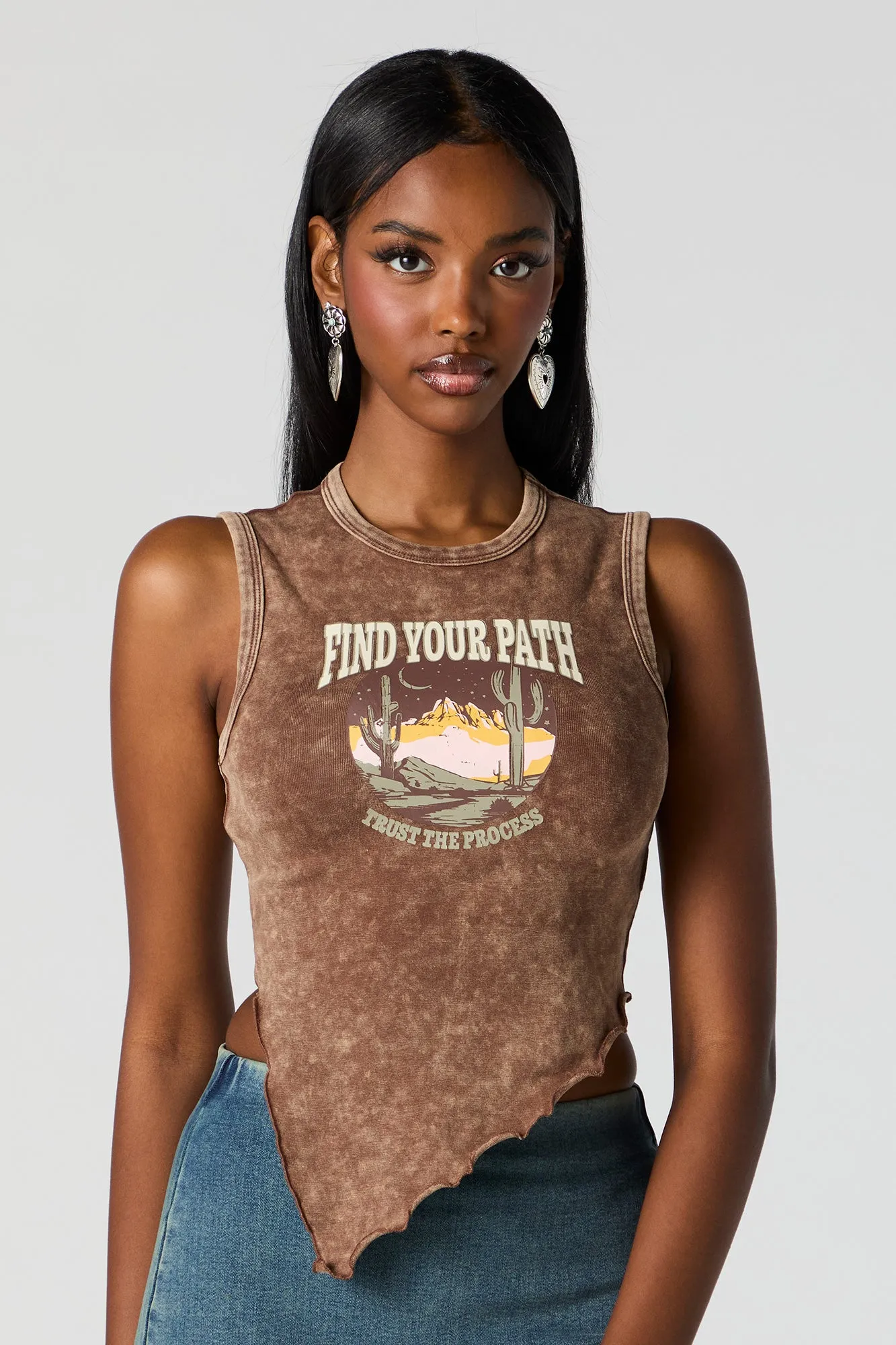 Débardeur asymétrique délavé à imprimé Find Your Path sold by Urban Planet
