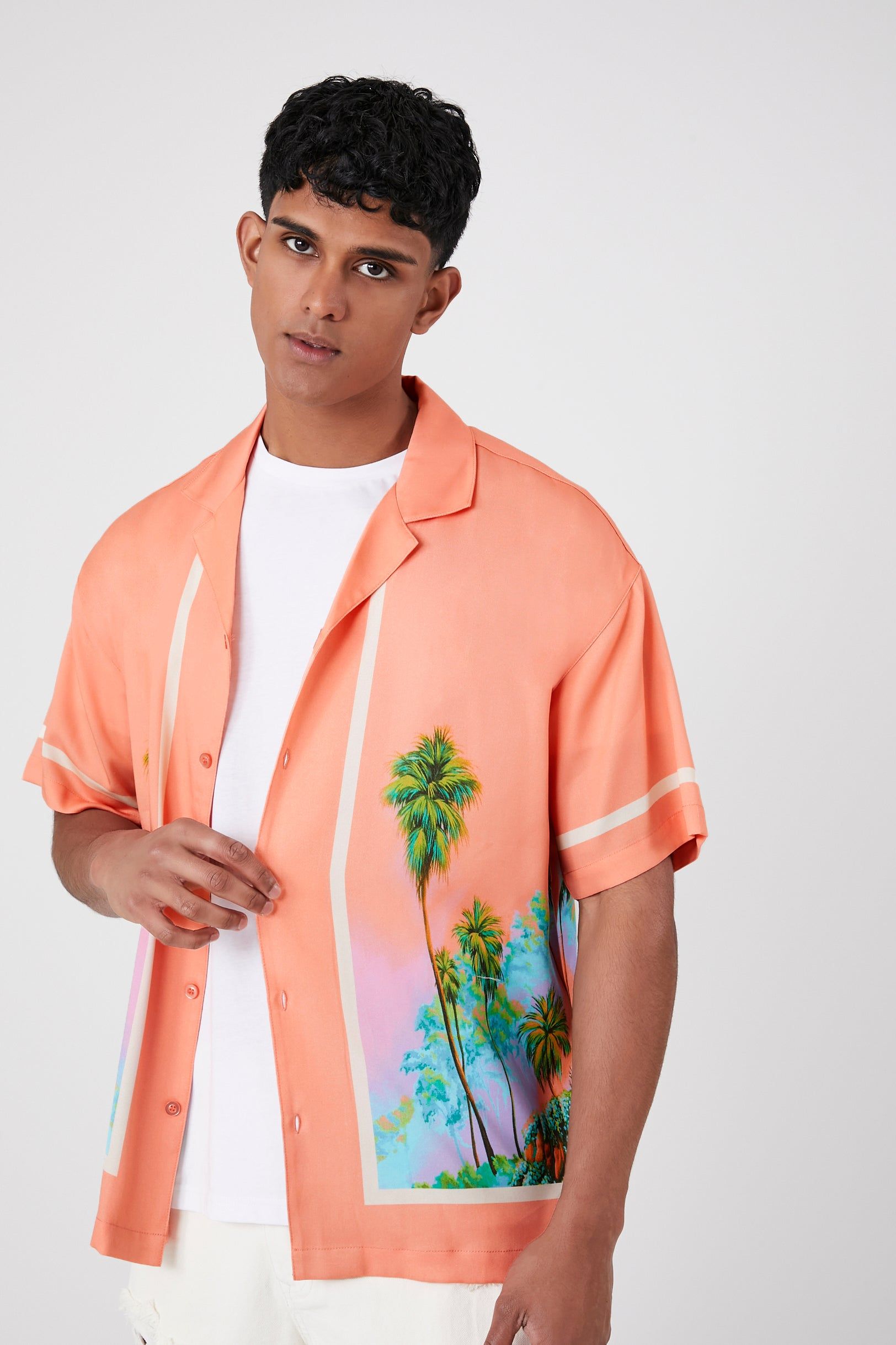 Haut boutonné avec motif tropical sold by Urban Planet