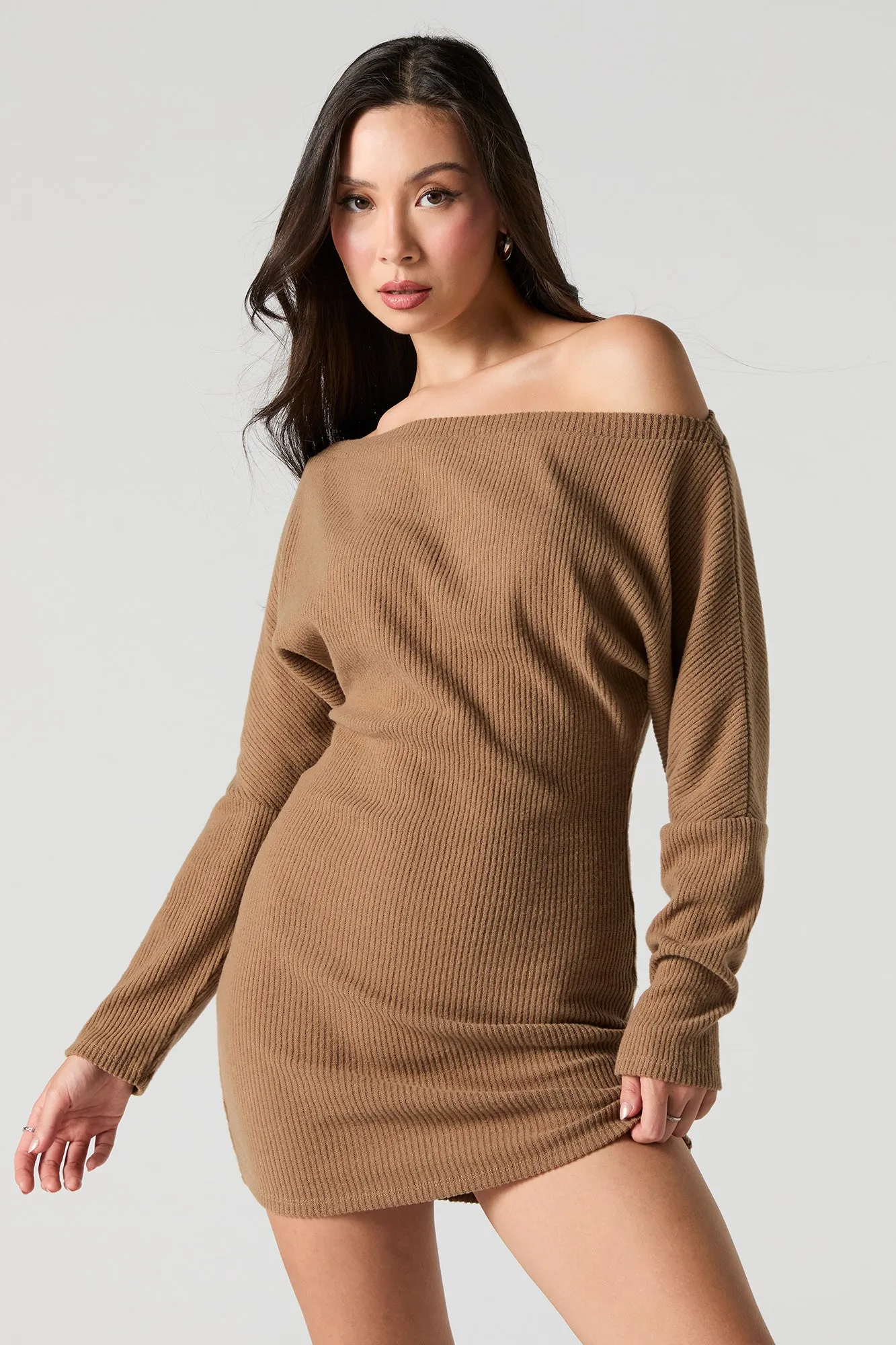 Robe-chandail en tricot côtelé à épaules dénudées sold by Urban Planet