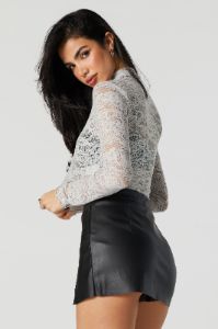 Gris Haut à manches longues en dentelle avec col cheminée sold by Urban Planet