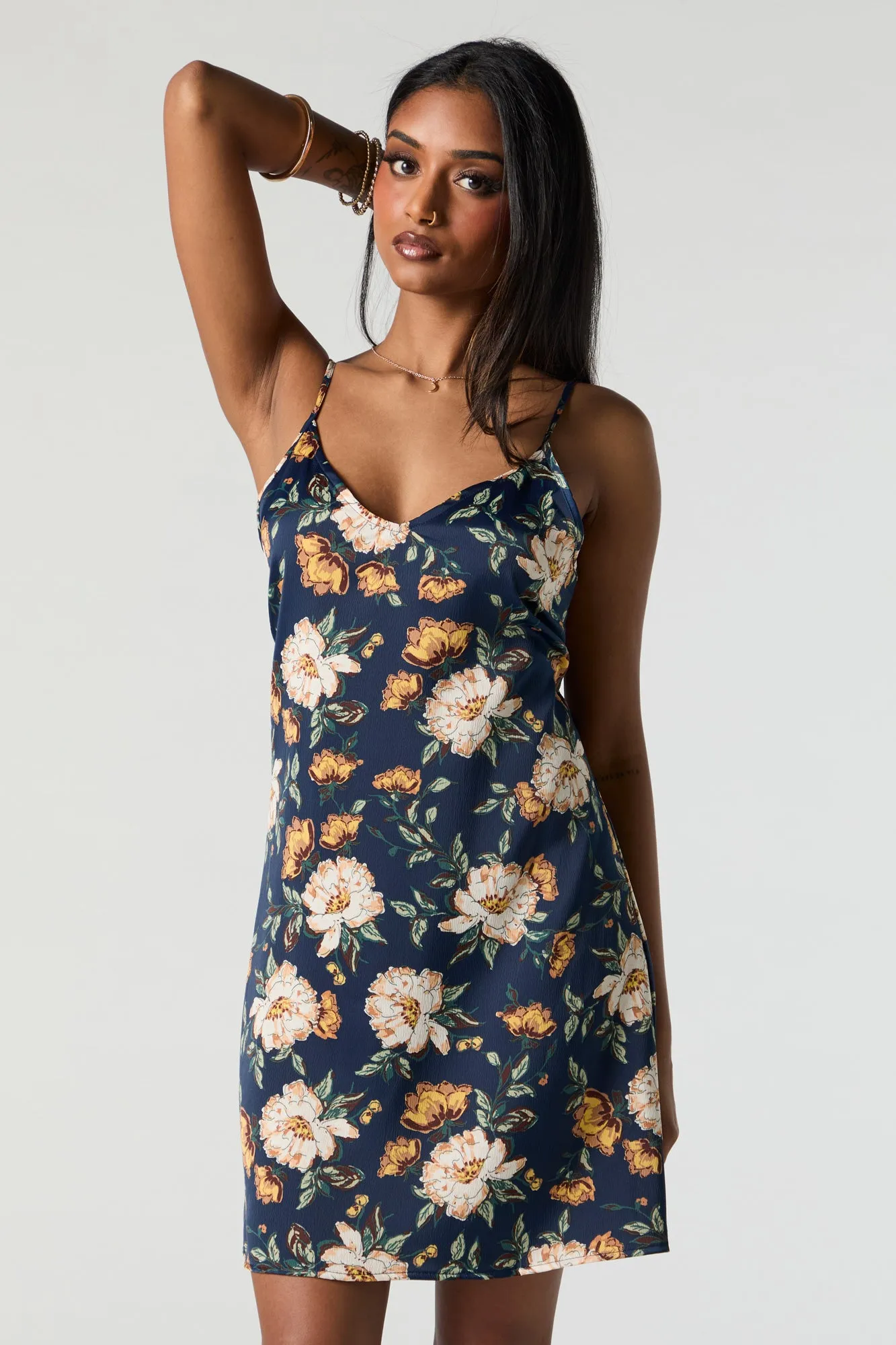 Minirobe fleurie en satin avec attache au dos et encolure en V sold by Urban Planet product image thumbnail 4