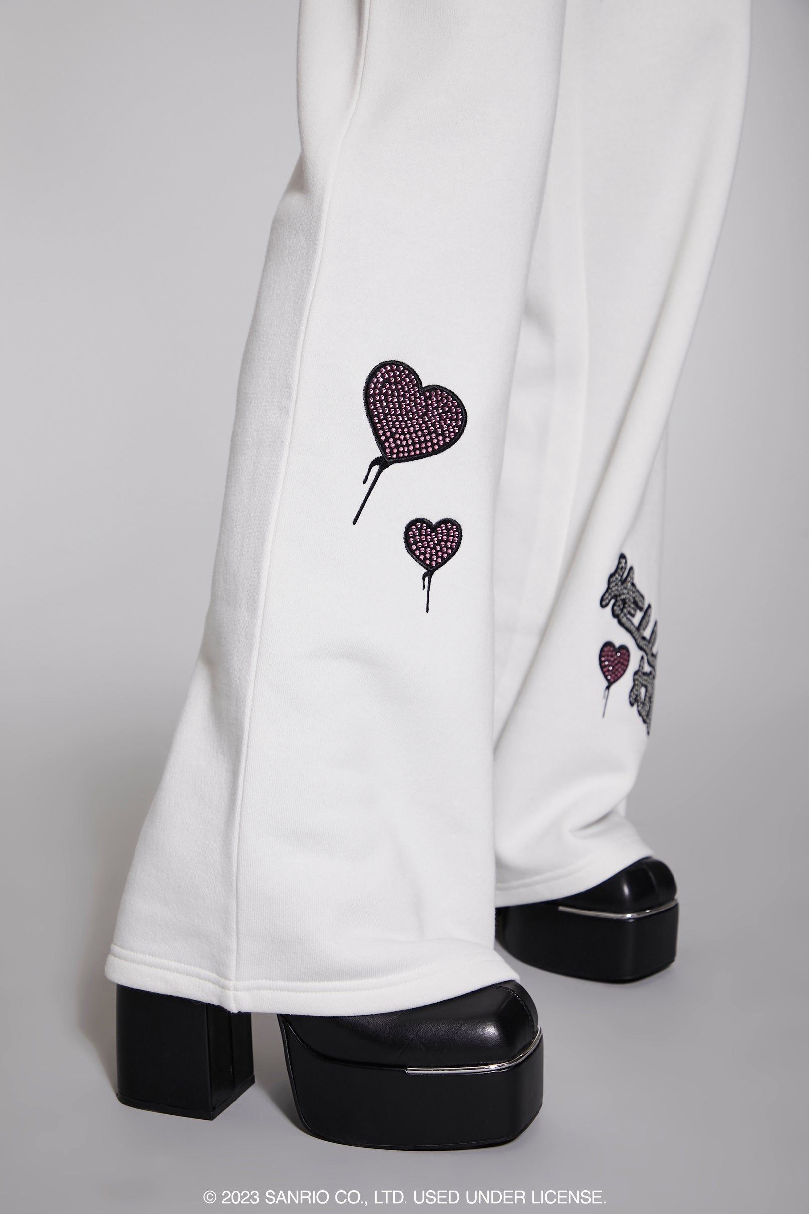 Pantalon d'entraînement à imprimé Hello Kitty avec pierres du Rhin sold by Urban Planet product image thumbnail 5