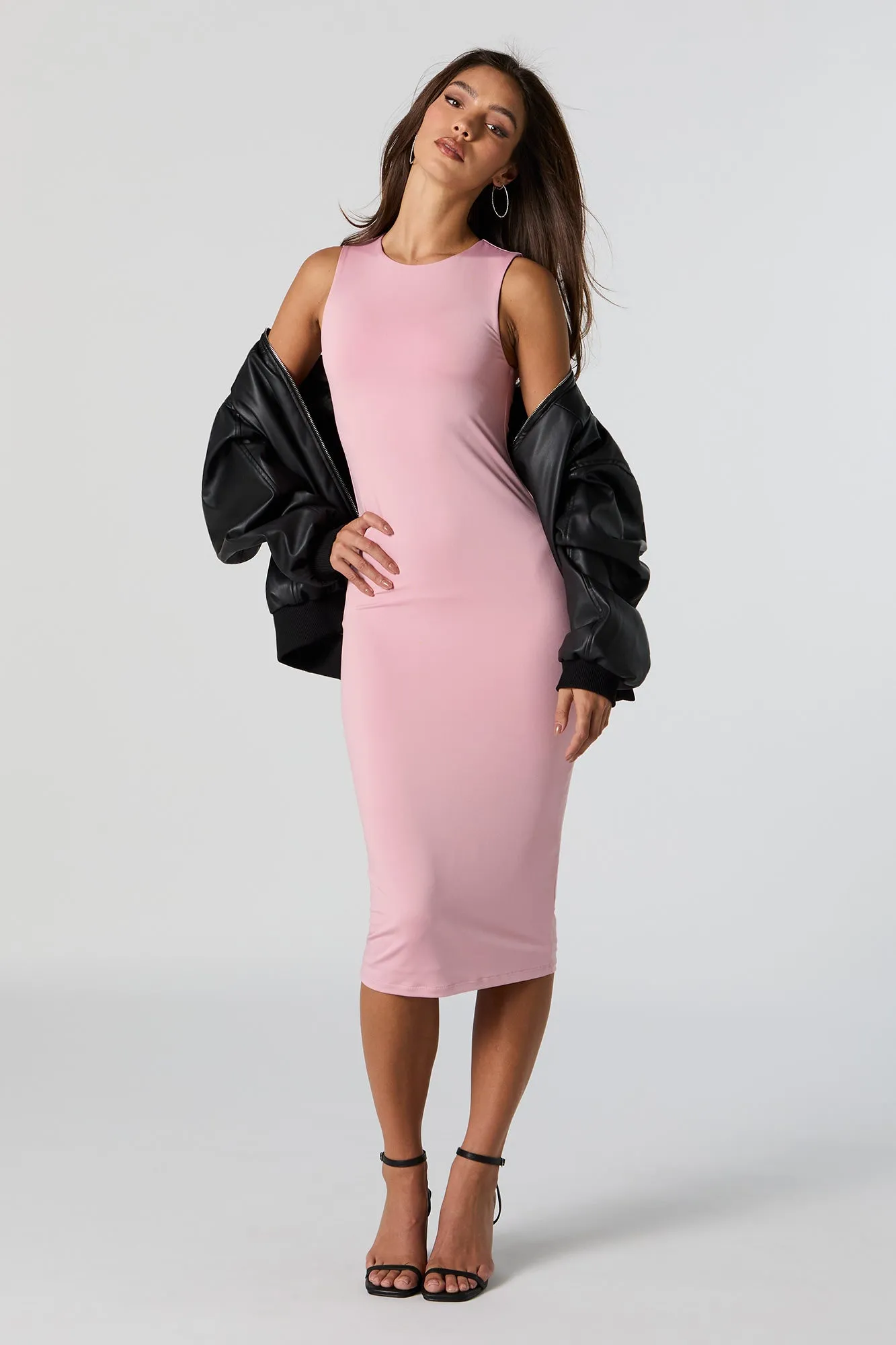 Robe midi profilée sans manches sold by Urban Planet
