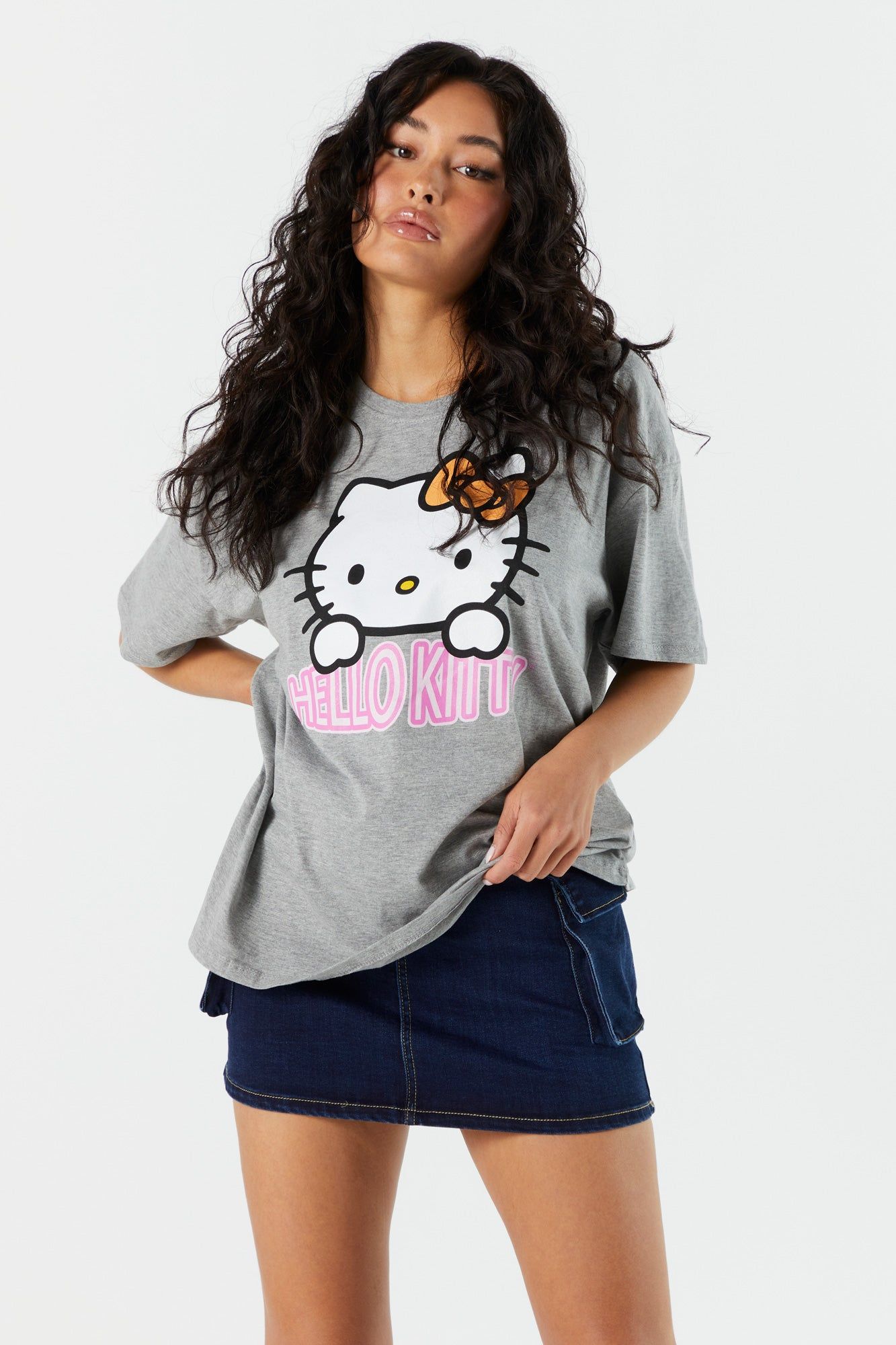 T-shirt de coupe garçonne gris à imprimé Hello Kitty sold by Urban Planet