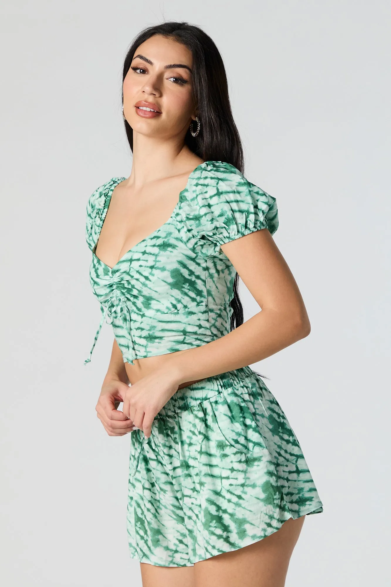 Haut court de style laitière noué-teint sold by Urban Planet