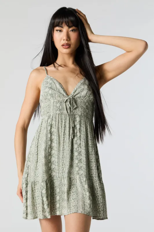 Minirobe fleurie verte à encolure en V avec attache sold by Urban Planet