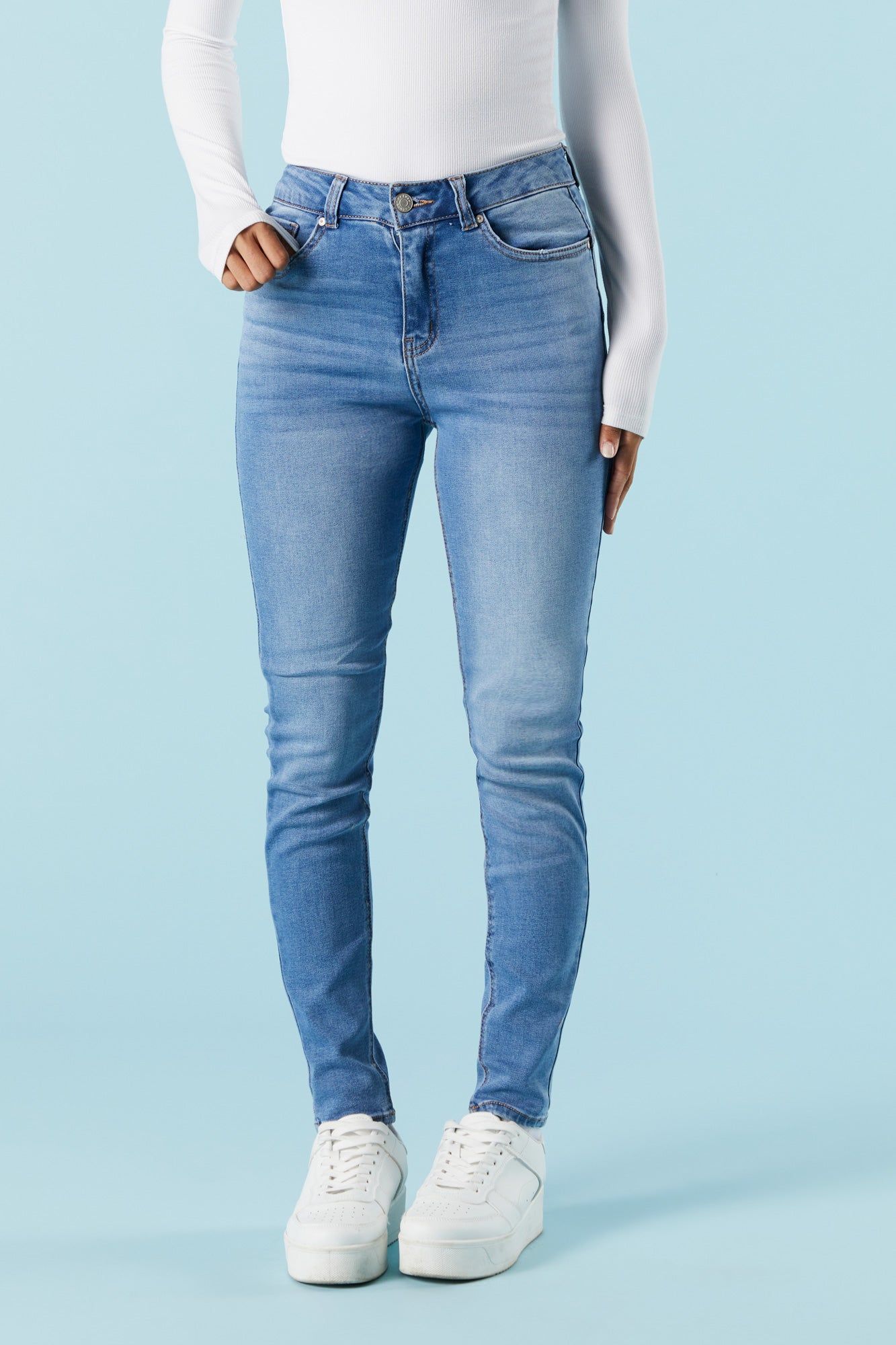 Jean Rio en denim délavé moyen sold by Urban Planet product image thumbnail 2