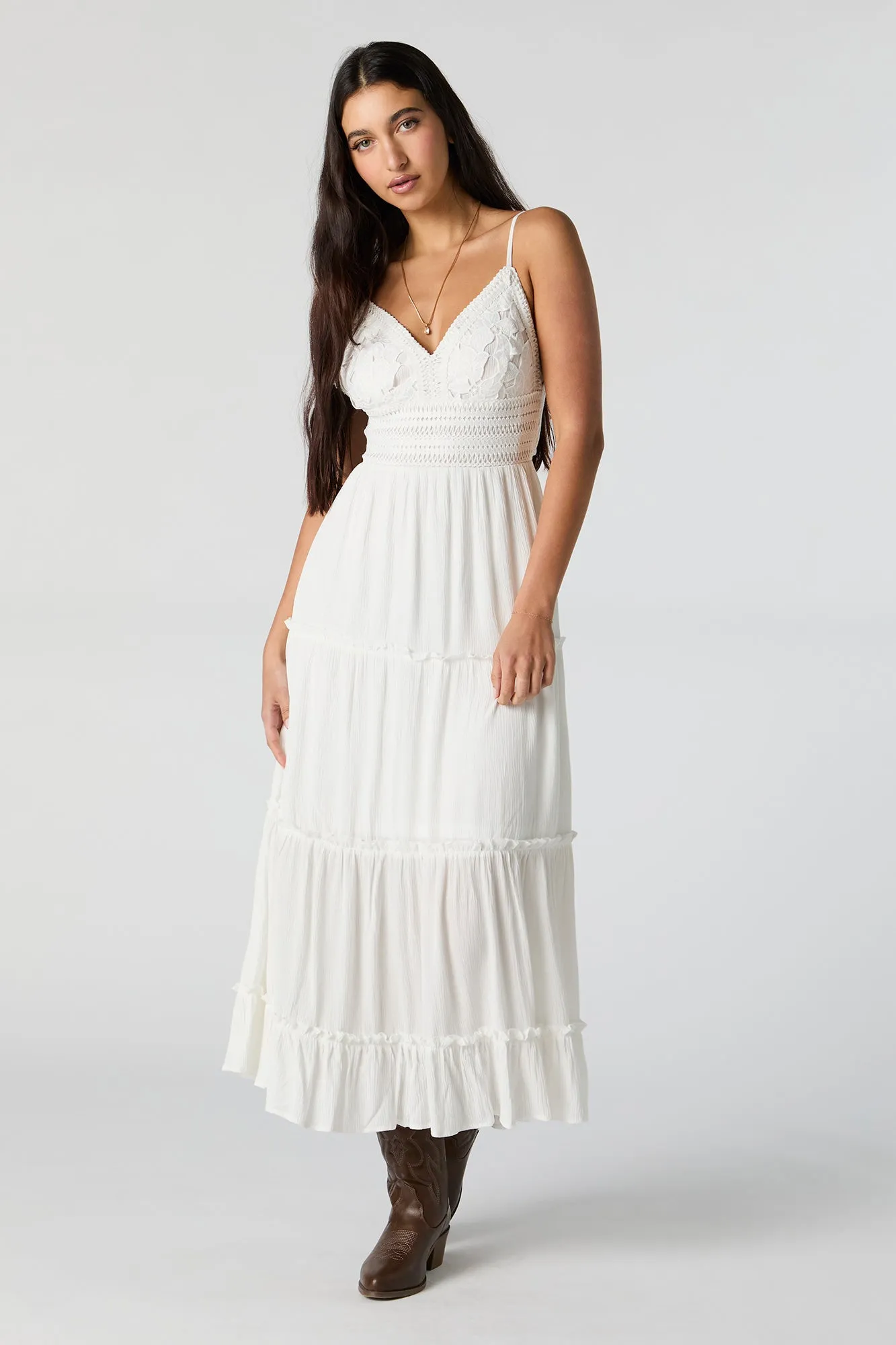 Robe midi volantée en dentelle crochetée avec décolleté en coeur sold by Urban Planet