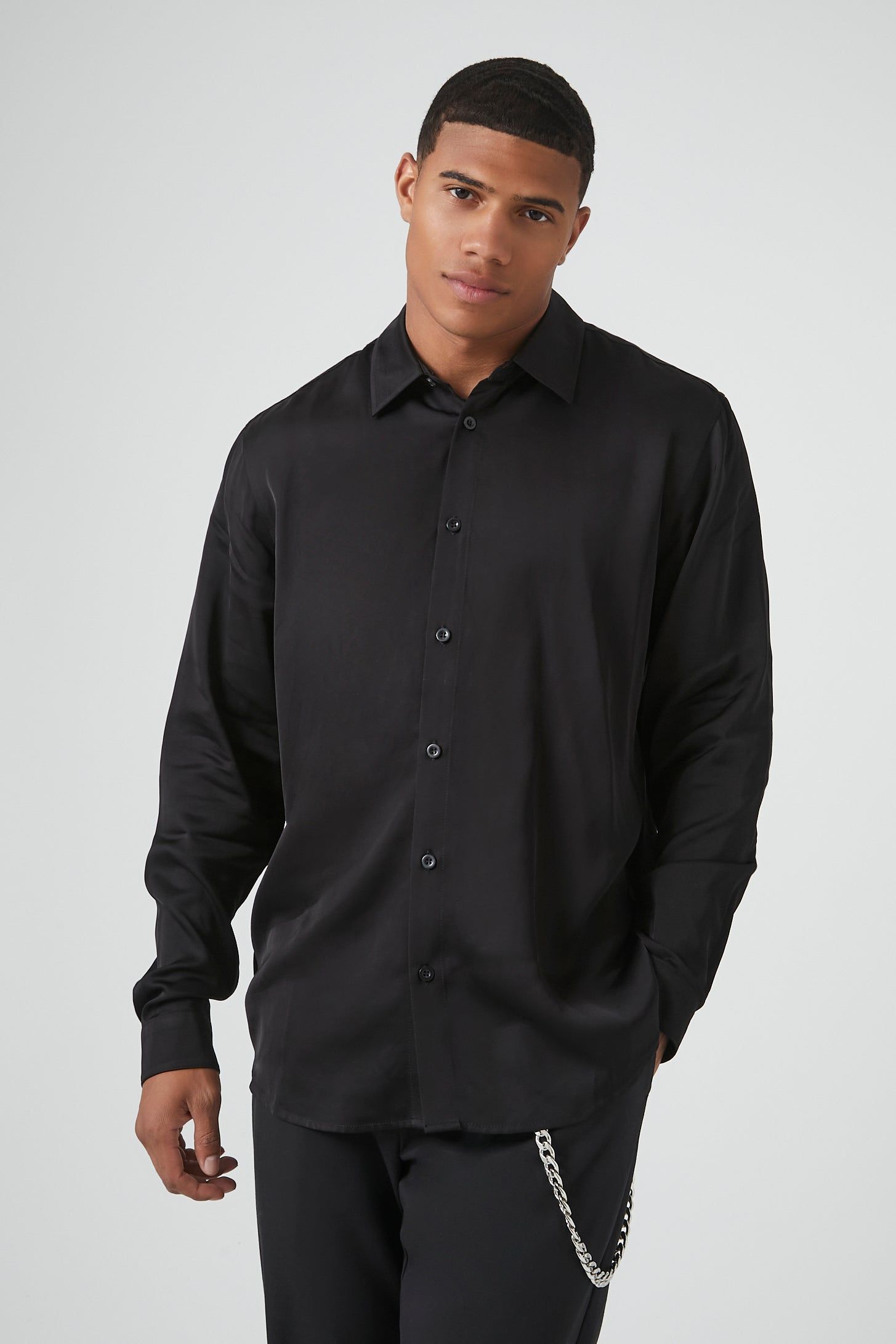 Haut boutonné en satin sold by Urban Planet