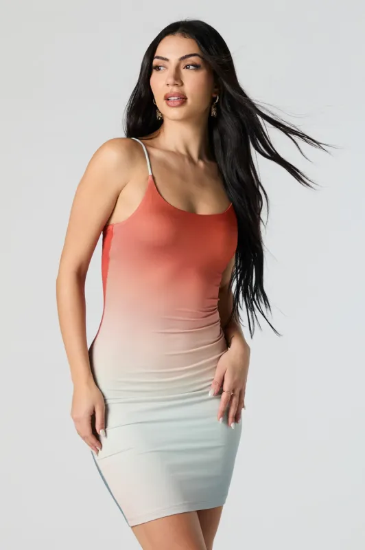 Minirobe profilée moulante à encolure arrondie sold by Urban Planet