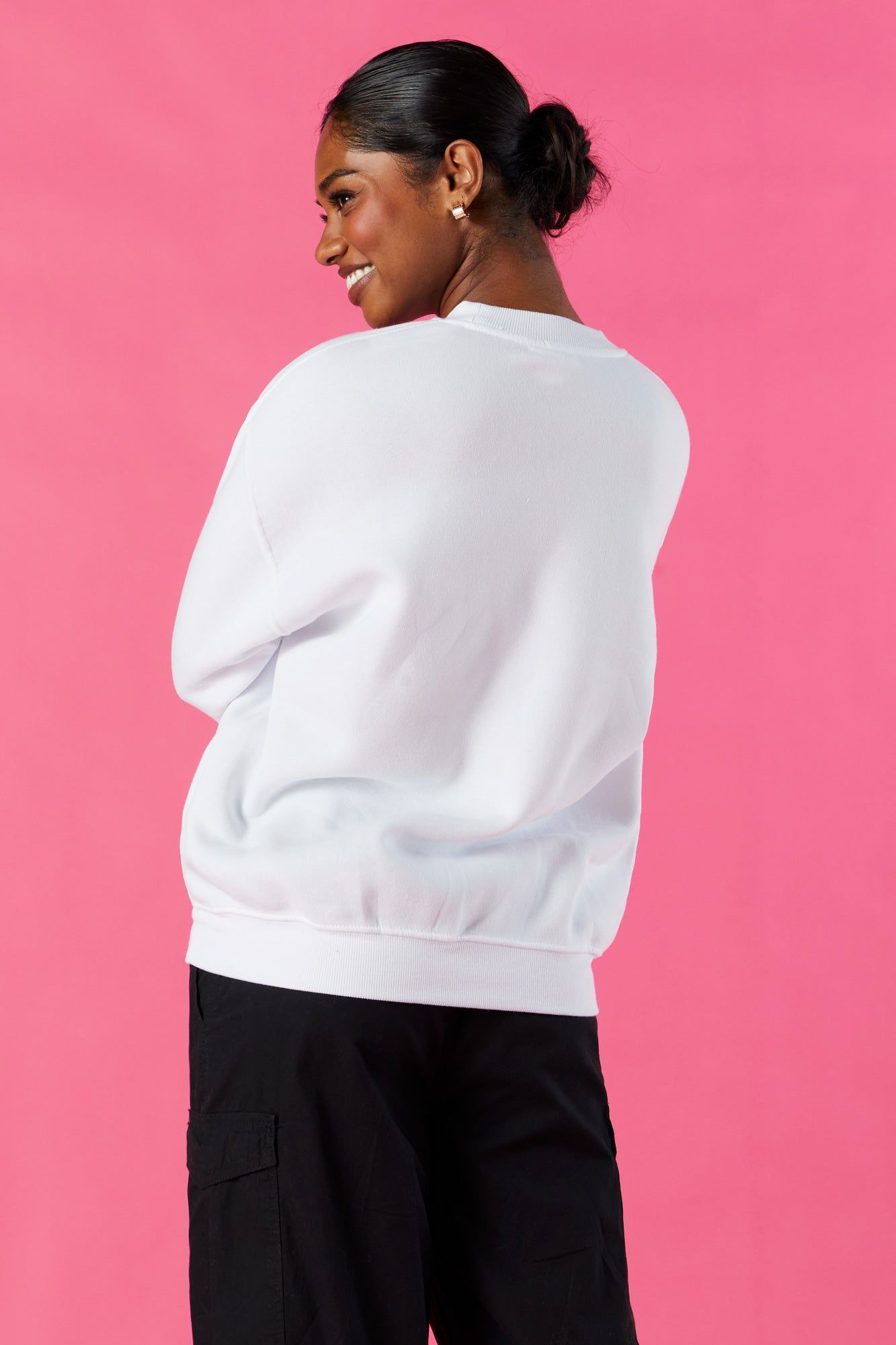 Chandail en molleton blanc à imprimé Barbie™ sold by Urban Planet product image thumbnail 3