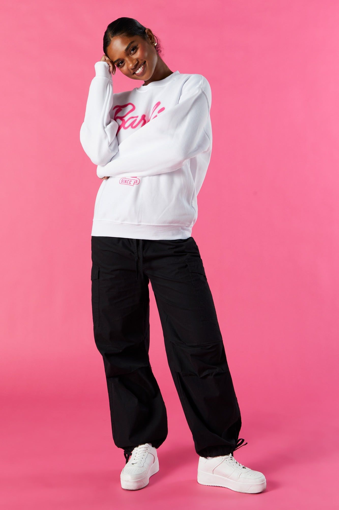 Chandail en molleton blanc à imprimé Barbie™ sold by Urban Planet product image thumbnail 4