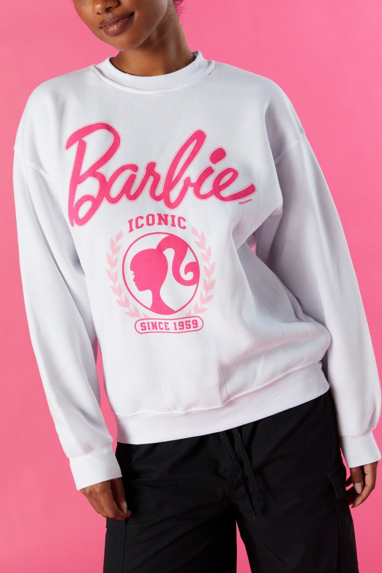 Chandail en molleton blanc à imprimé Barbie™ sold by Urban Planet product image thumbnail 2