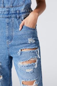 Salopette en denim d'aspect usé sold by Urban Planet