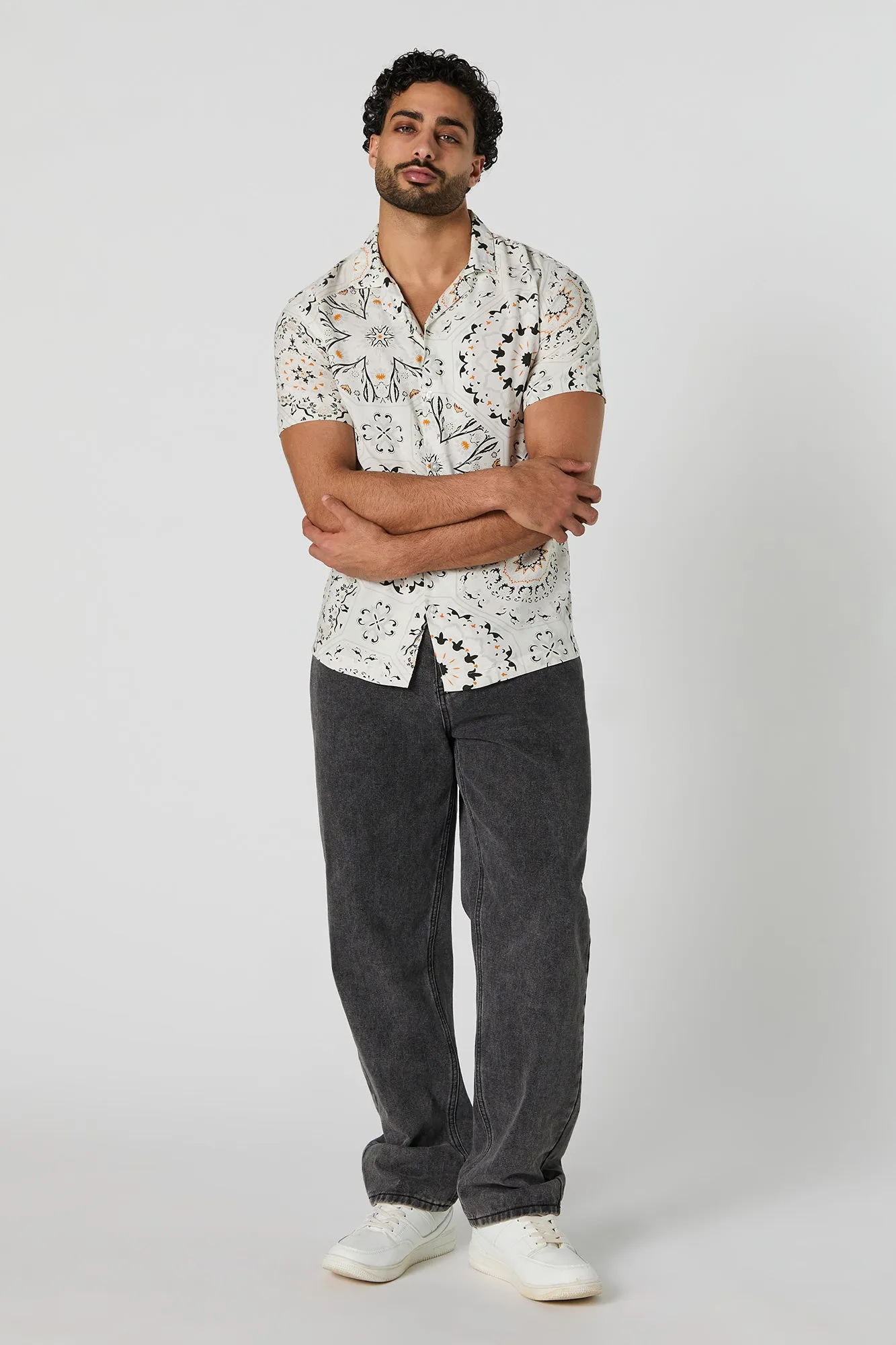 Haut boutonné fleuri à manches courtes avec motif cachemire sold by Urban Planet product image thumbnail 3