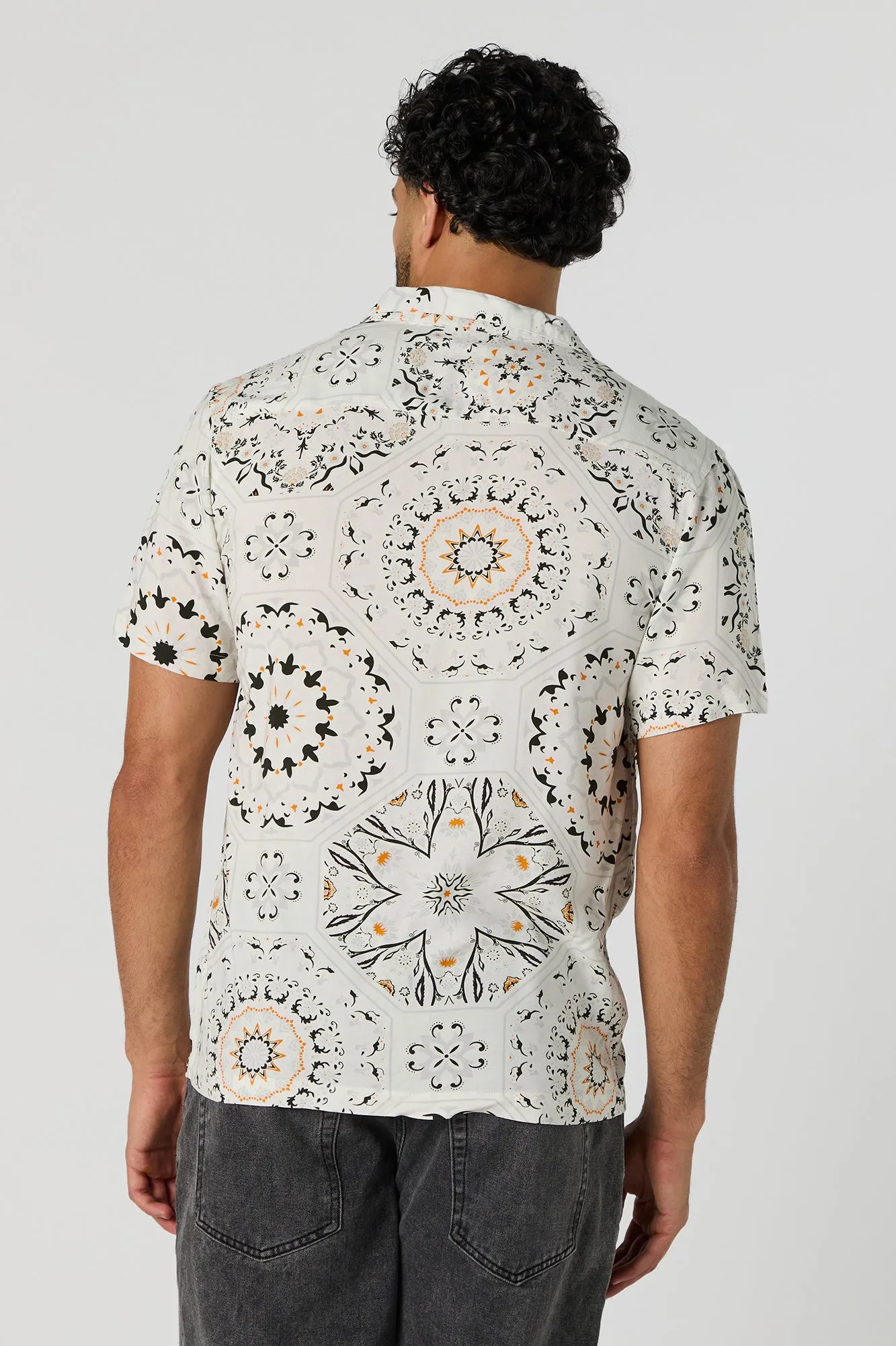 Haut boutonné fleuri à manches courtes avec motif cachemire sold by Urban Planet product image thumbnail 2