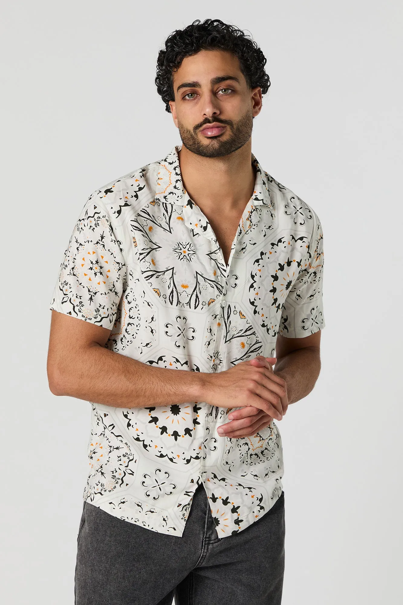 Haut boutonné fleuri à manches courtes avec motif cachemire sold by Urban Planet