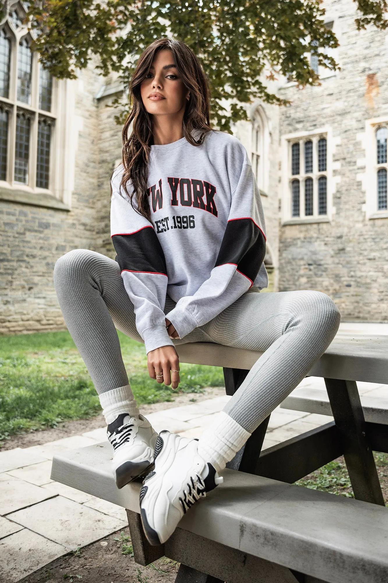 Chandail avec blocs de couleurs et motif brodé en chenille sold by Urban Planet