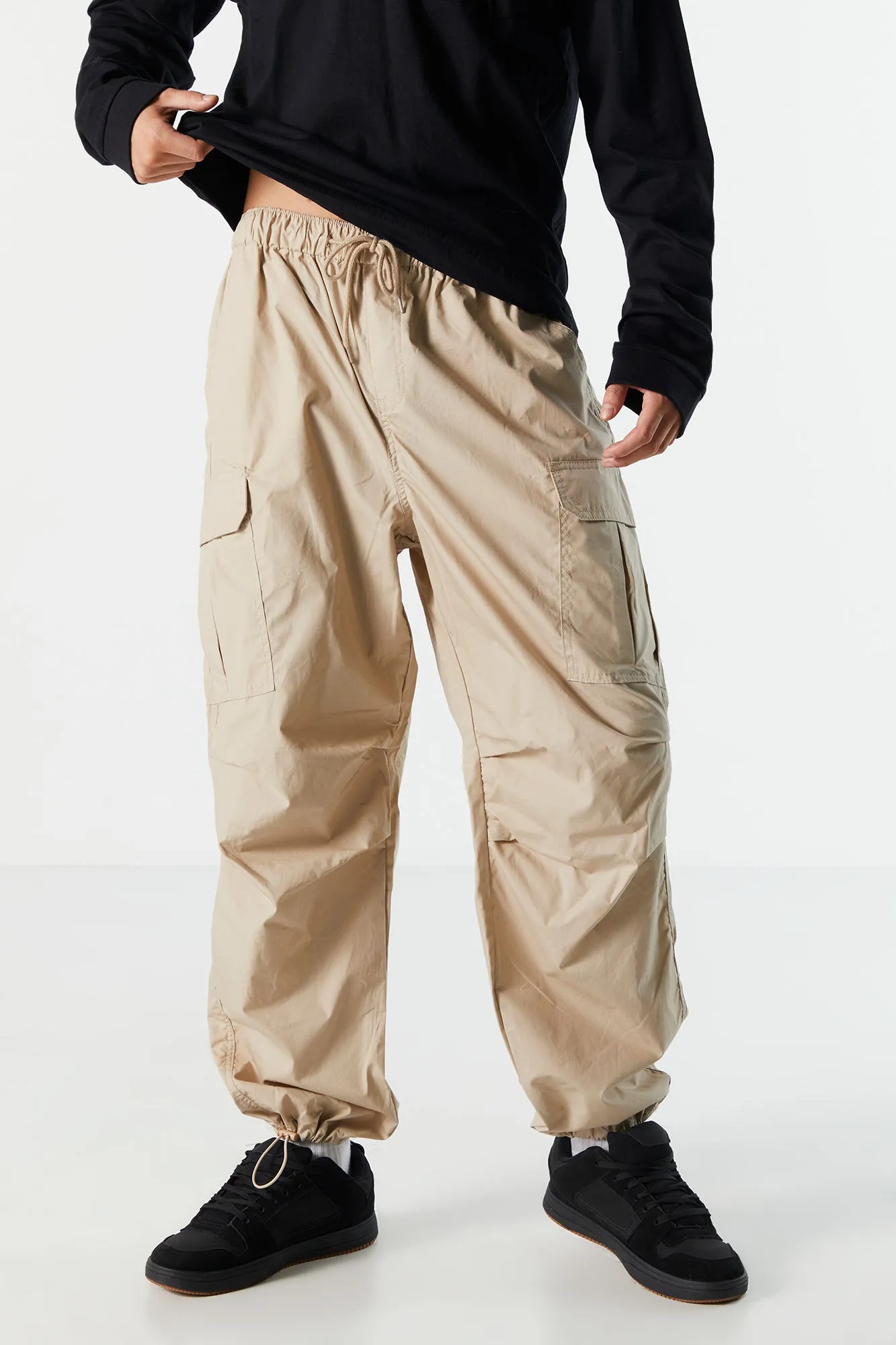 Pantalon de jogging cargo parachute en popeline sold by Urban Planet