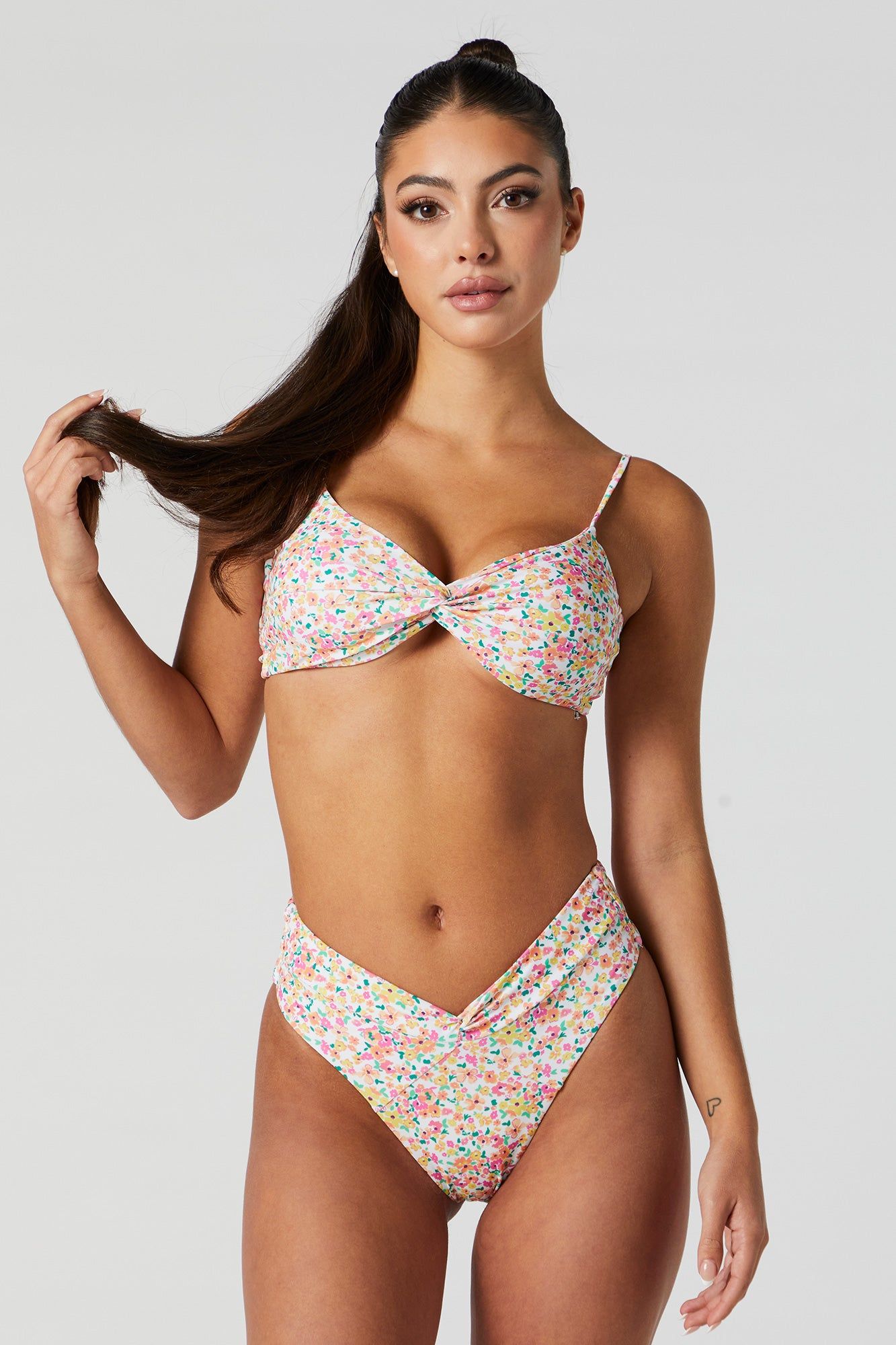 Haut de bikini torsadé fleuri sold by Urban Planet